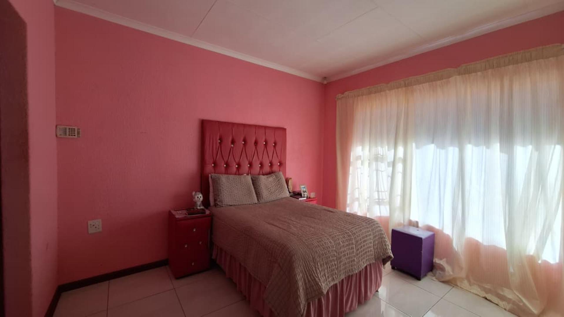 Main Bedroom - 26 square meters of property in Randpoort