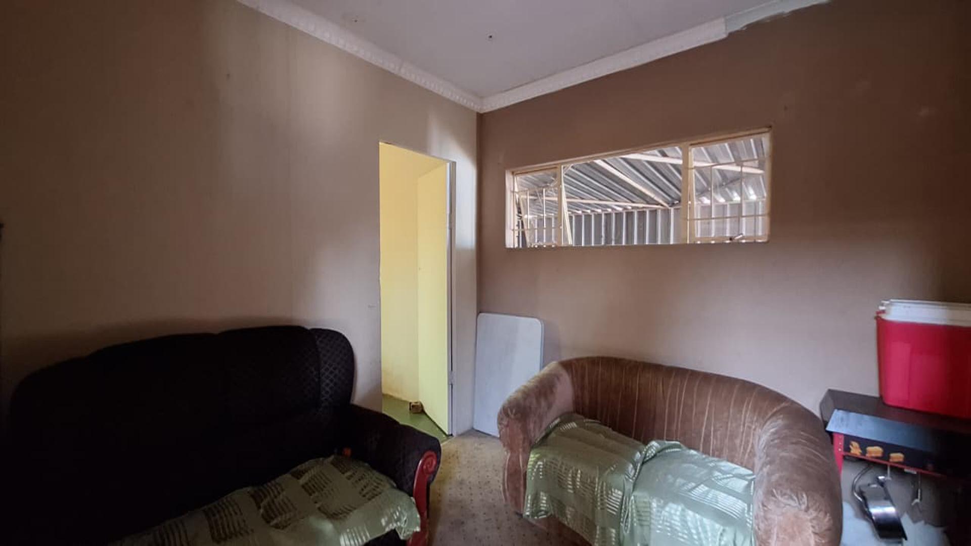 Staff Room - 40 square meters of property in Randpoort