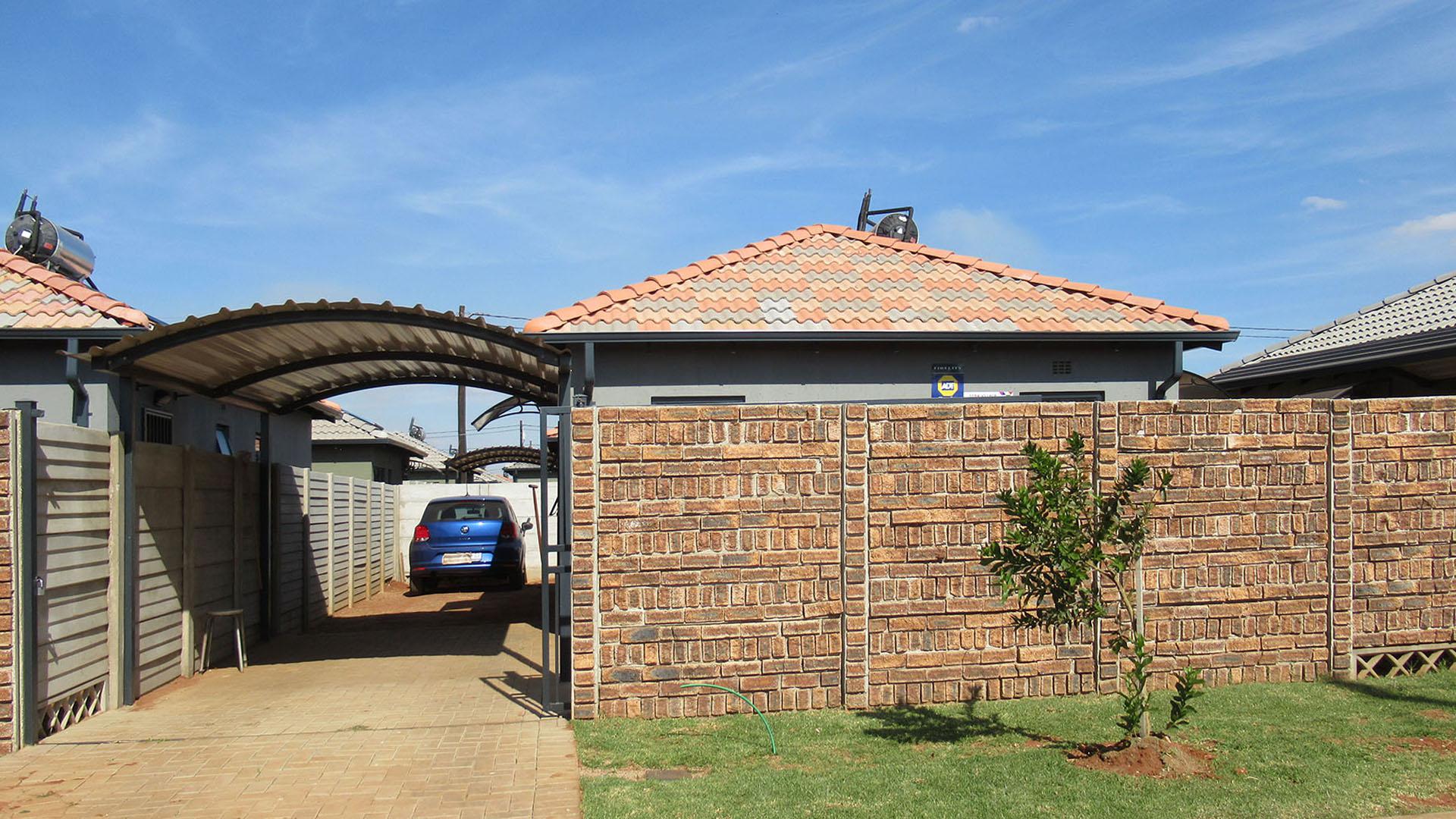 Front View of property in Protea Glen