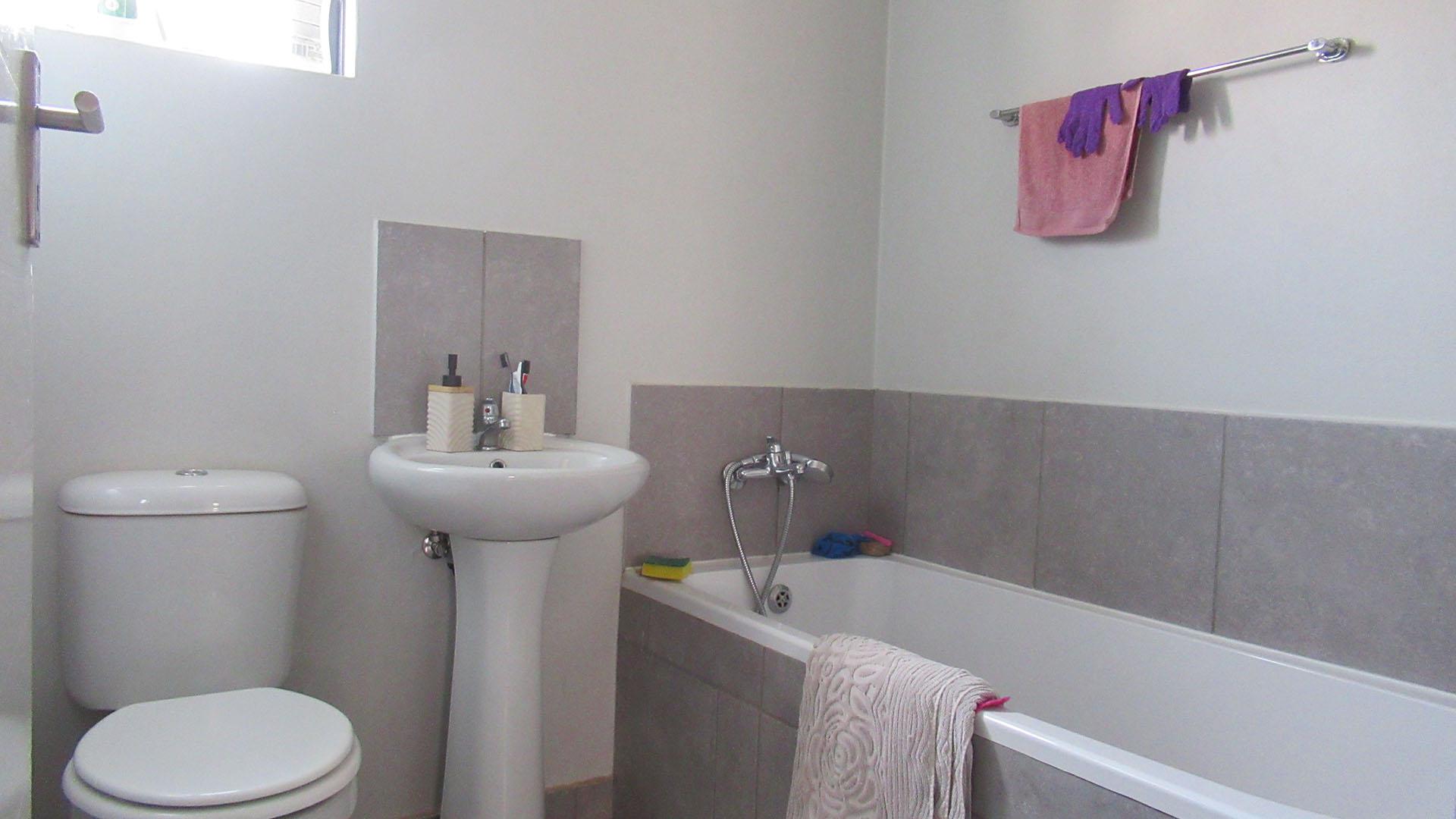 Bathroom 1 - 4 square meters of property in Protea Glen