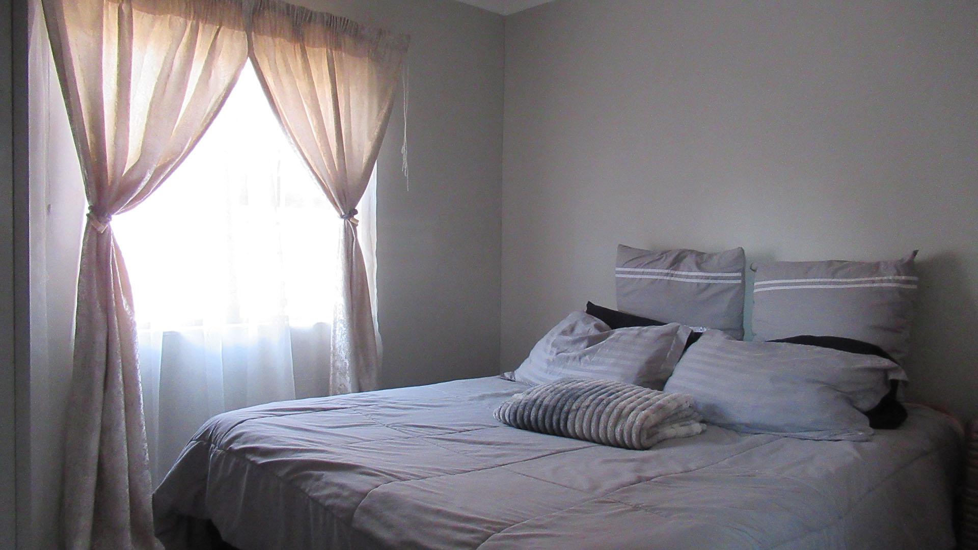 Bed Room 1 - 11 square meters of property in Protea Glen
