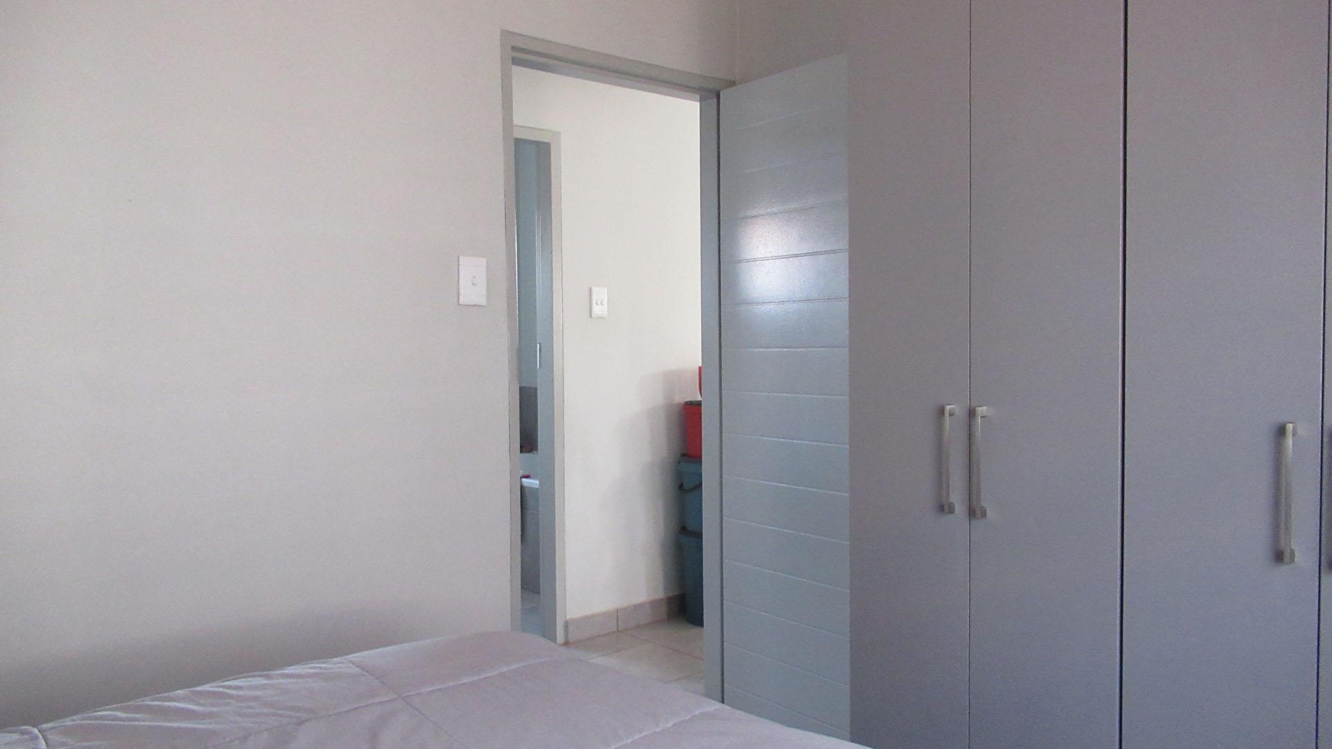 Bed Room 1 - 11 square meters of property in Protea Glen