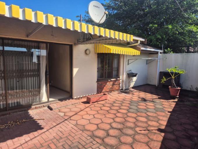 2 Bedroom Simplex for Sale For Sale in Montclair (Dbn) - MR712838