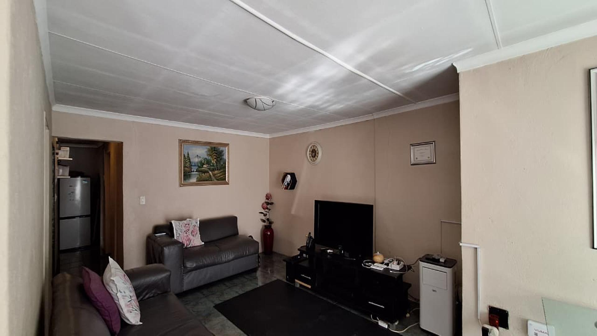 Lounges - 18 square meters of property in Eldorado Park AH