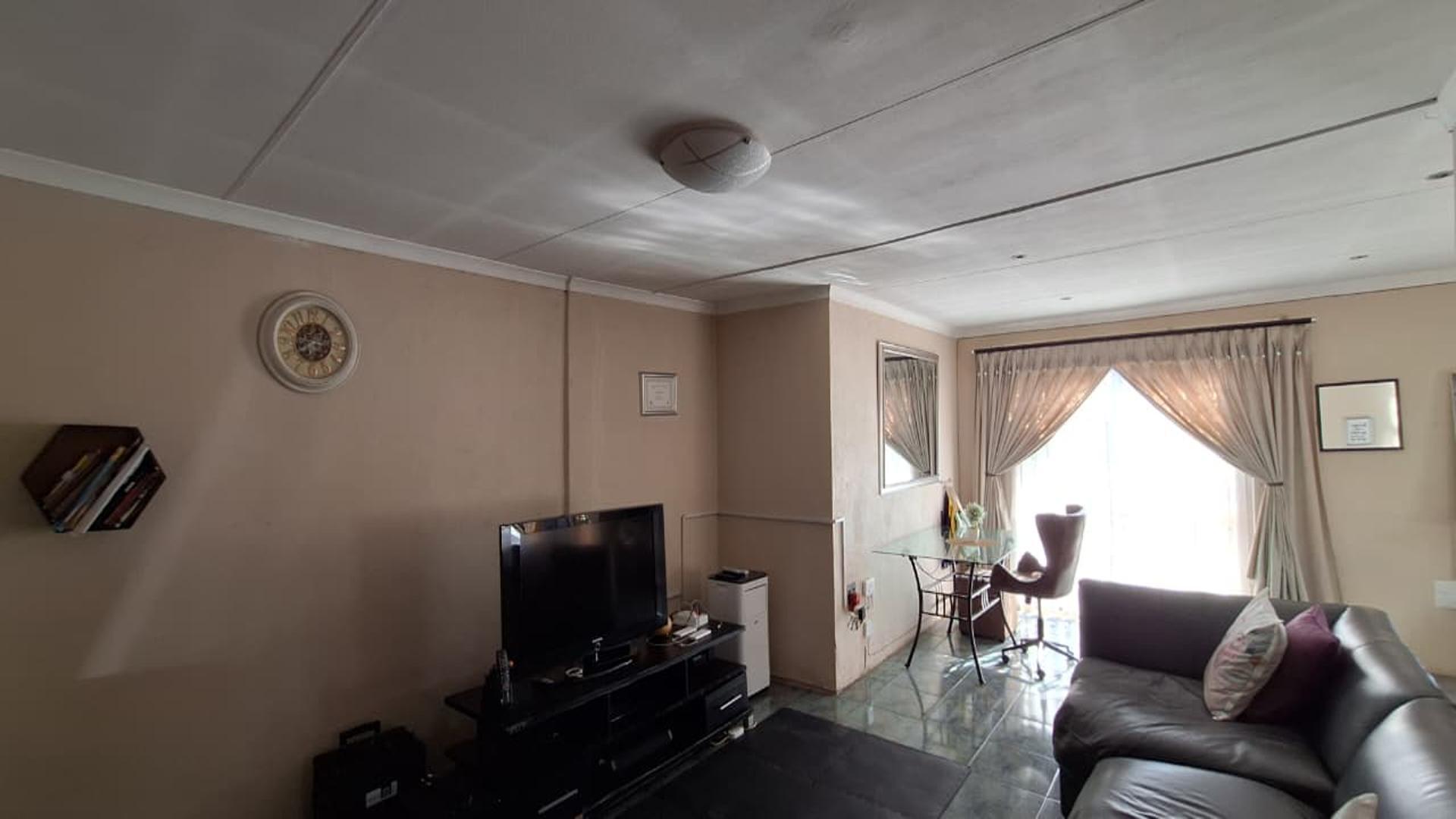 Lounges - 18 square meters of property in Eldorado Park AH