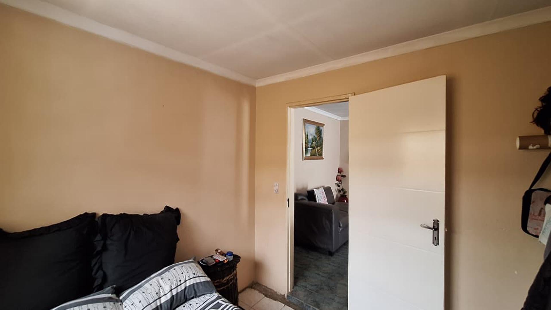 Bed Room 1 - 10 square meters of property in Eldorado Park AH