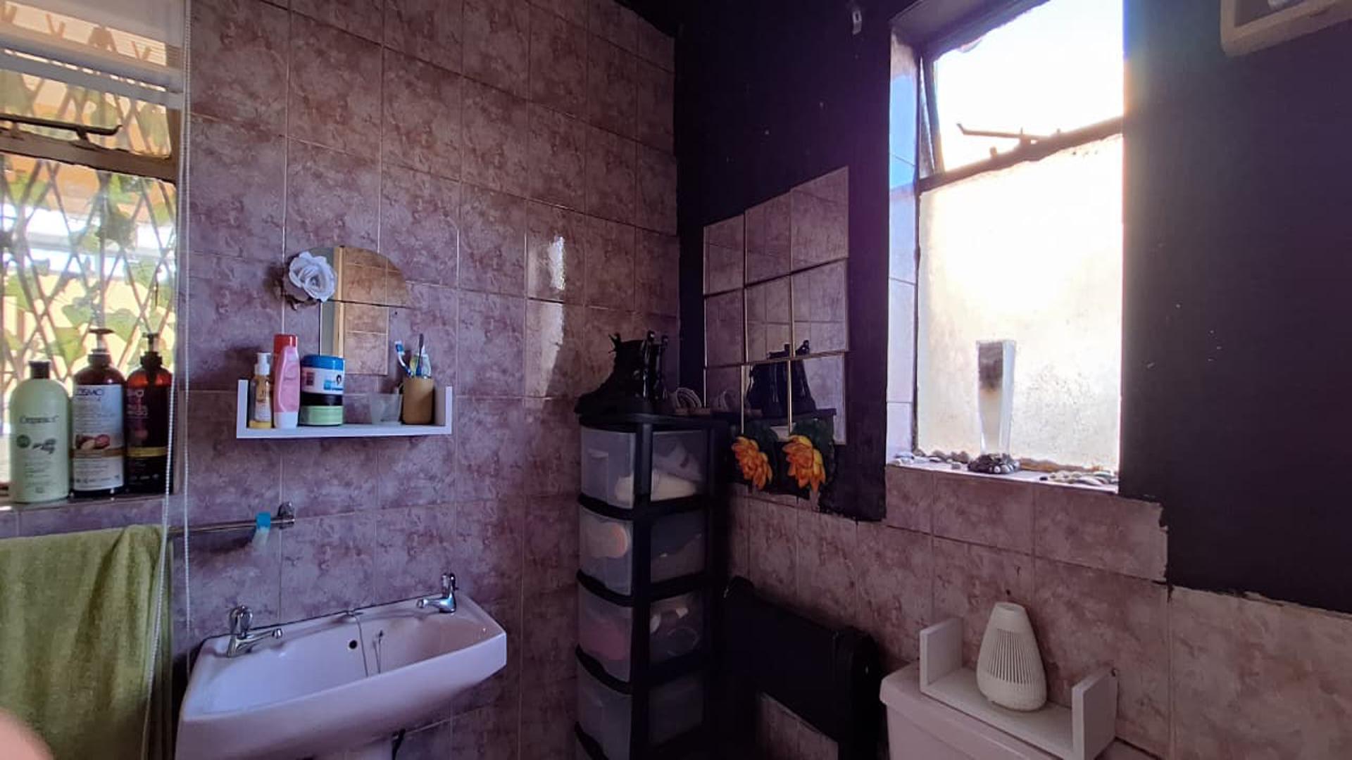 Main Bathroom - 6 square meters of property in Eldorado Park AH