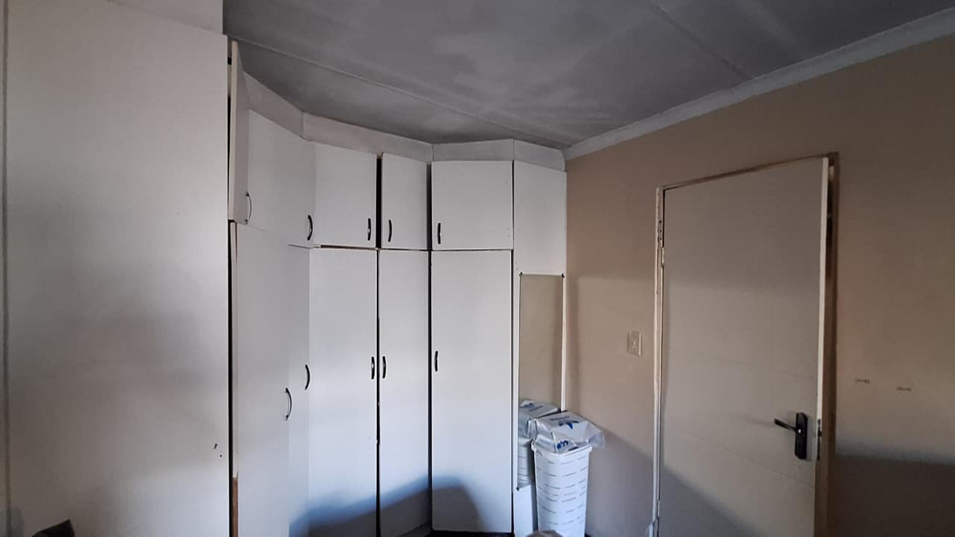 Main Bedroom - 25 square meters of property in Eldorado Park AH