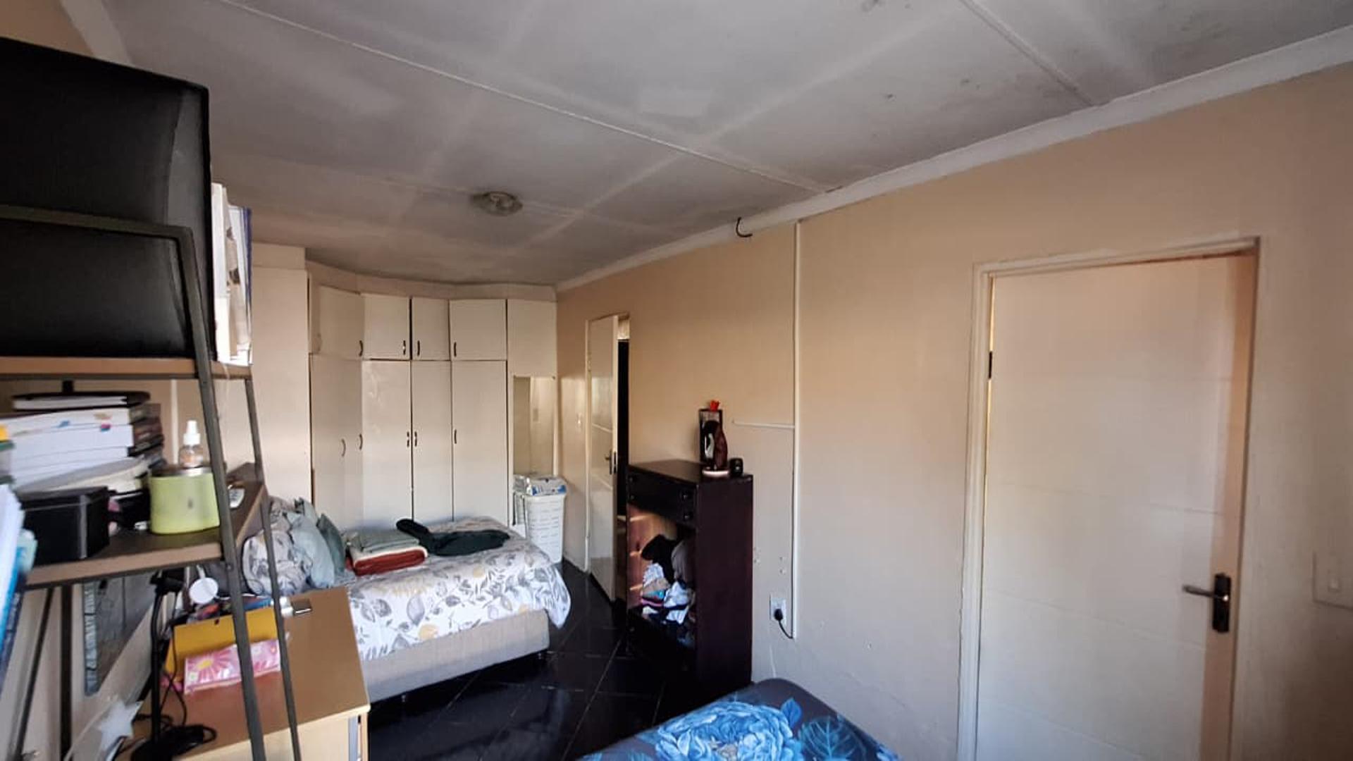 Main Bedroom - 25 square meters of property in Eldorado Park AH