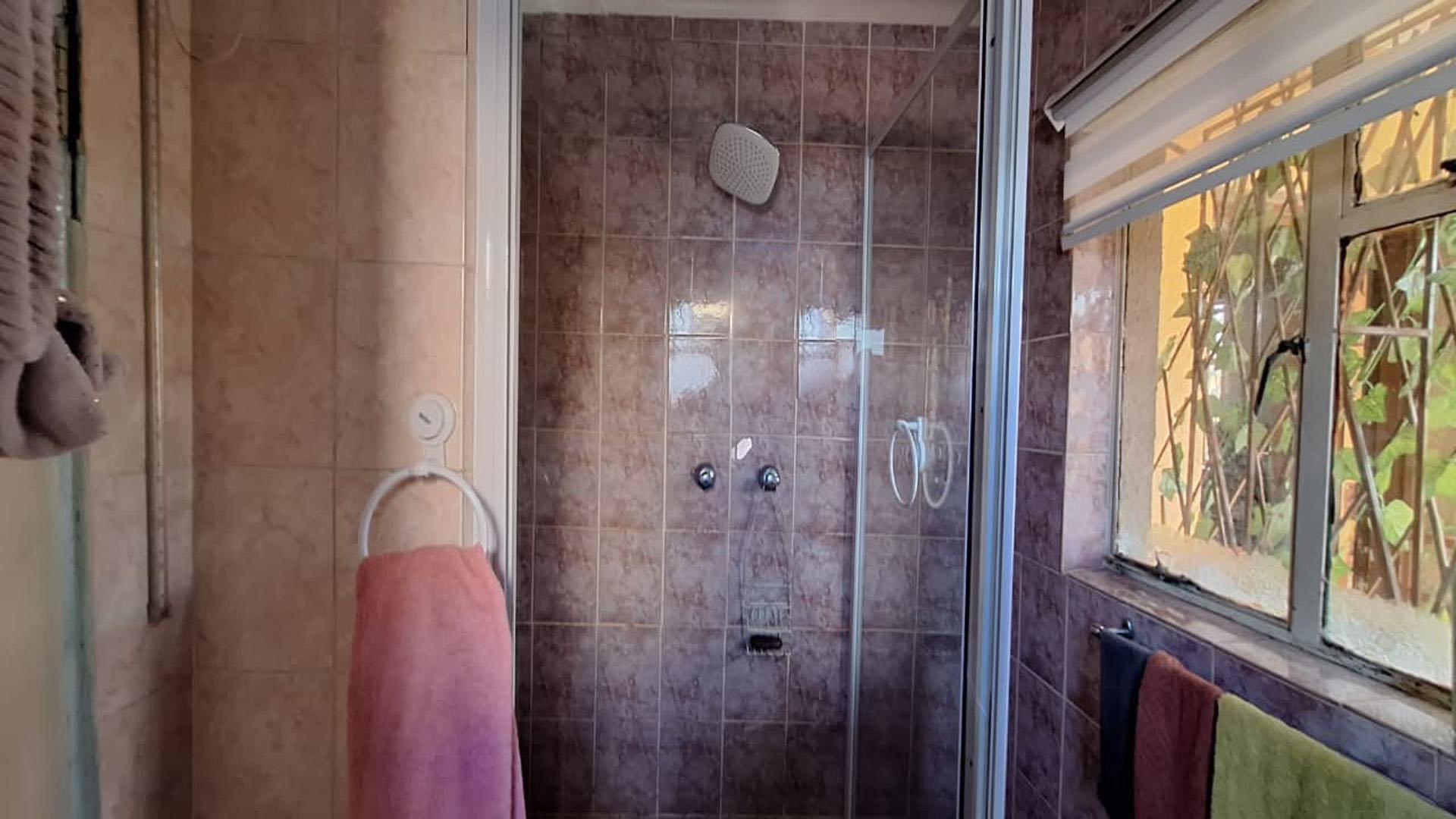 Main Bathroom - 6 square meters of property in Eldorado Park AH