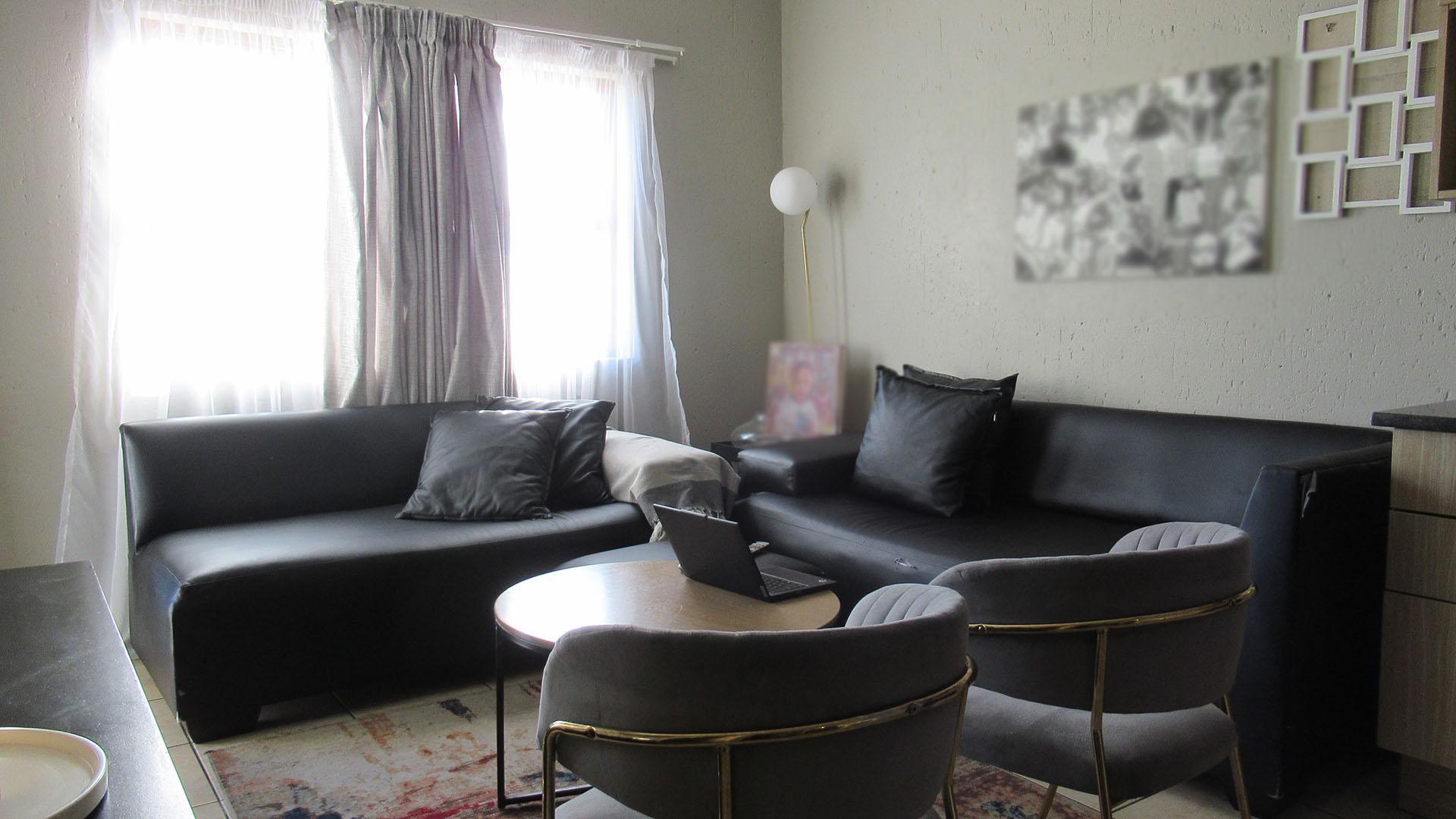 Lounges - 12 square meters of property in Ferndale - JHB