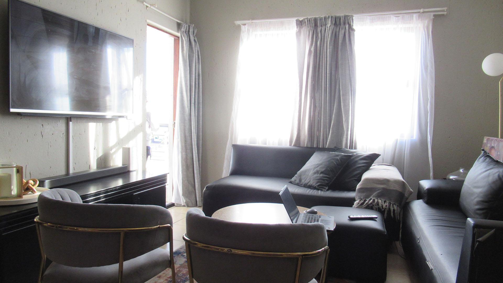 Lounges - 12 square meters of property in Ferndale - JHB