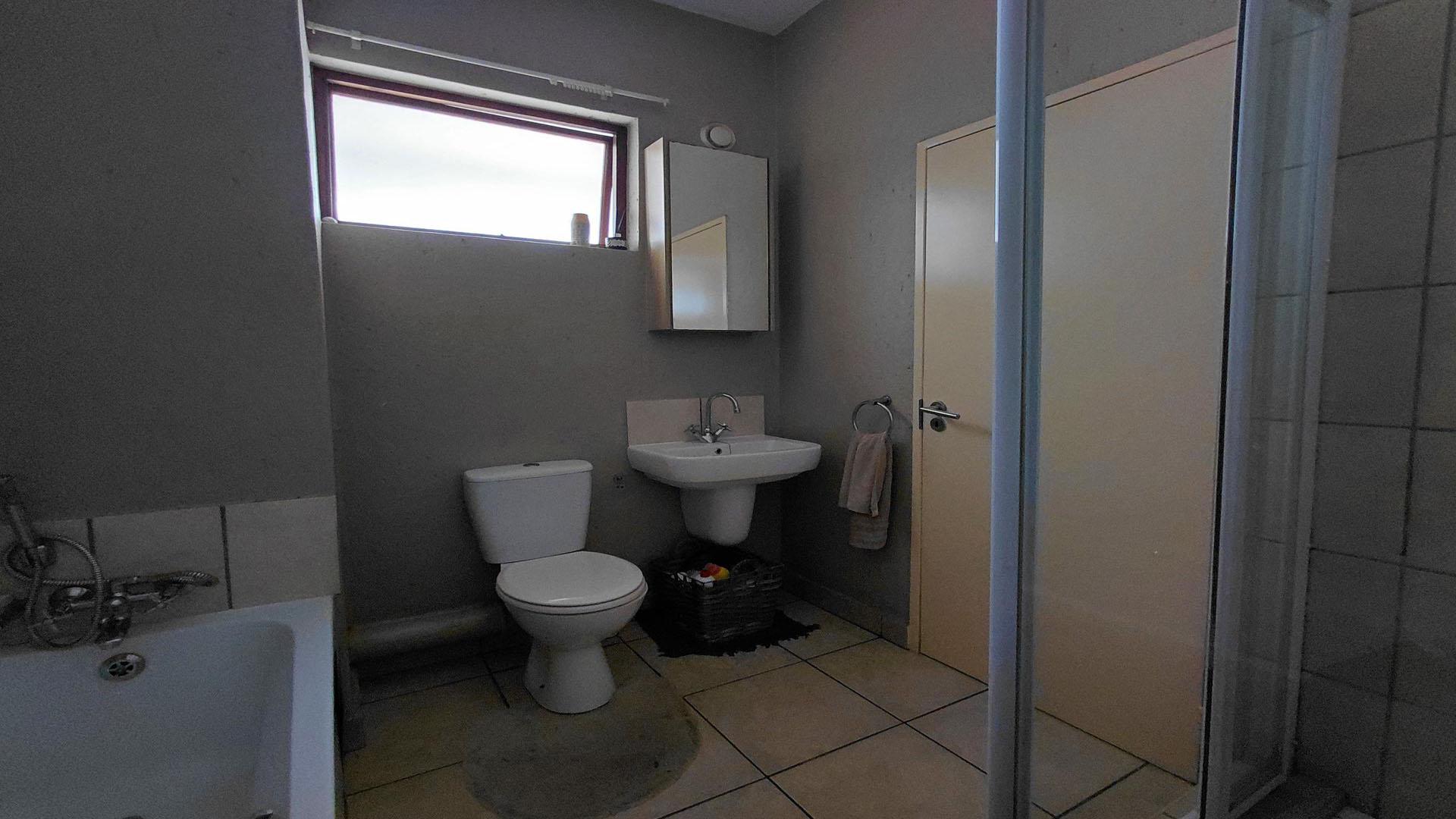 Bathroom 1 - 7 square meters of property in Ferndale - JHB