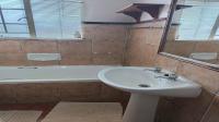 Bathroom 2 of property in Die Hoewes