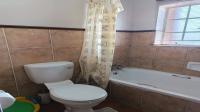 Bathroom 2 of property in Die Hoewes