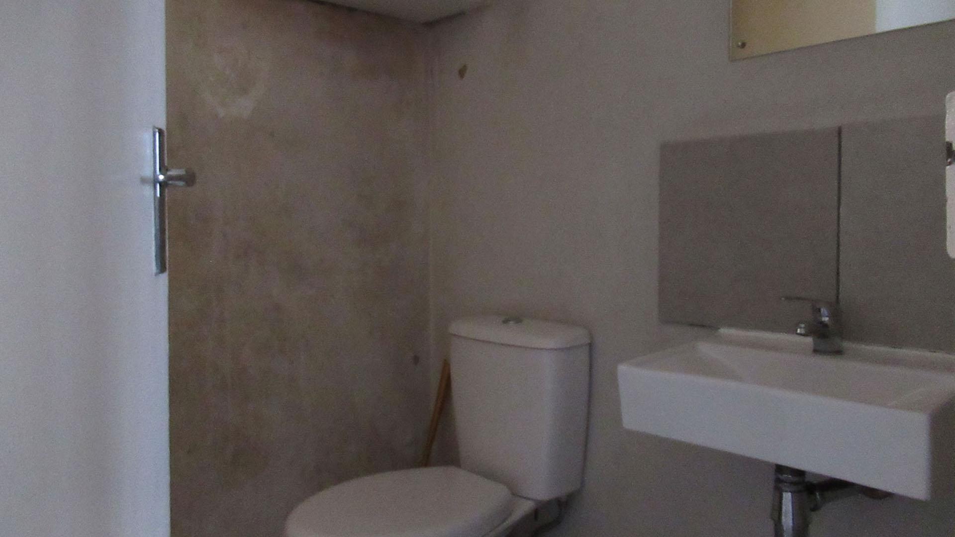 Bathroom 1 - 5 square meters of property in South Hills
