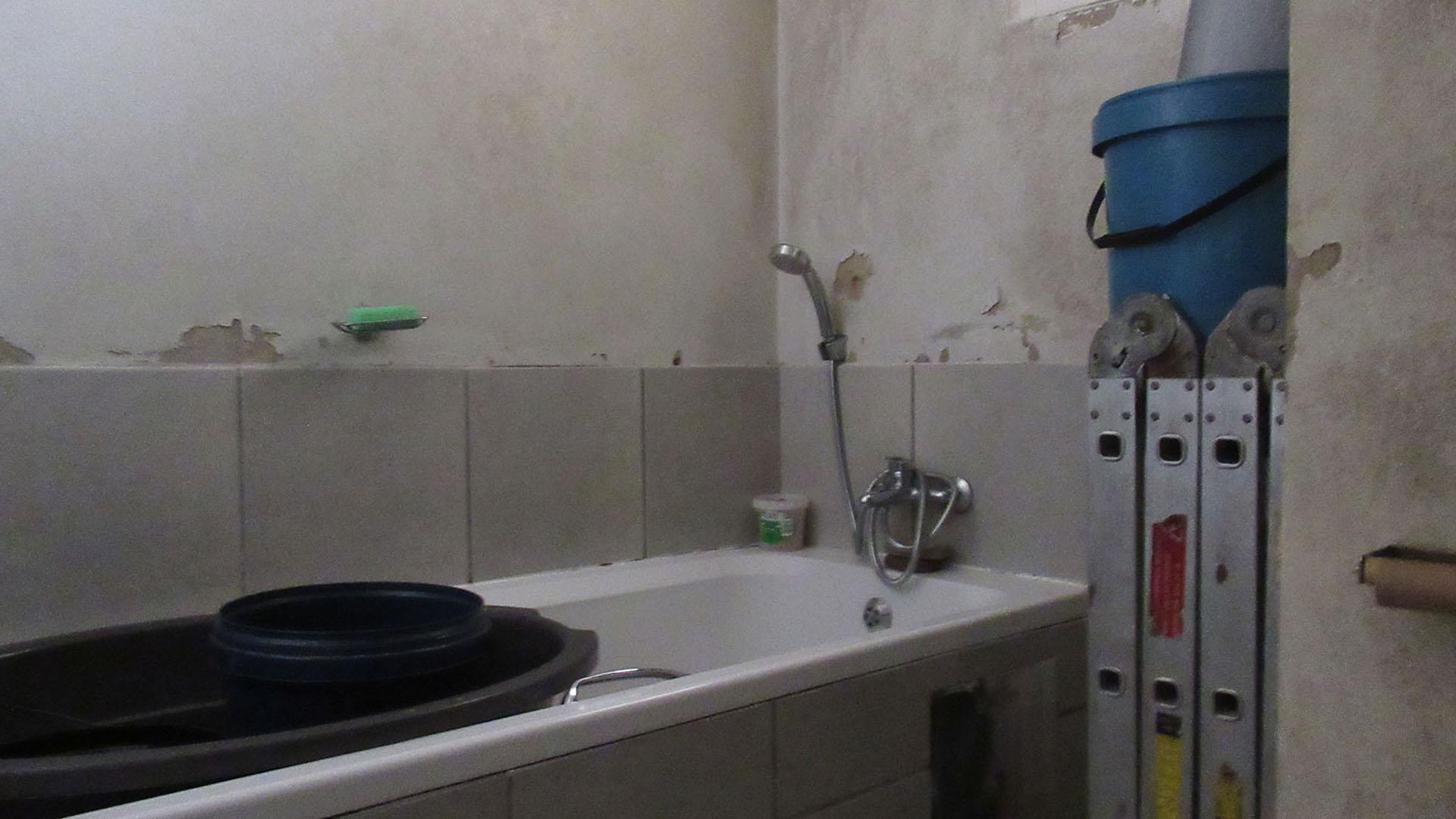 Bathroom 1 - 5 square meters of property in South Hills