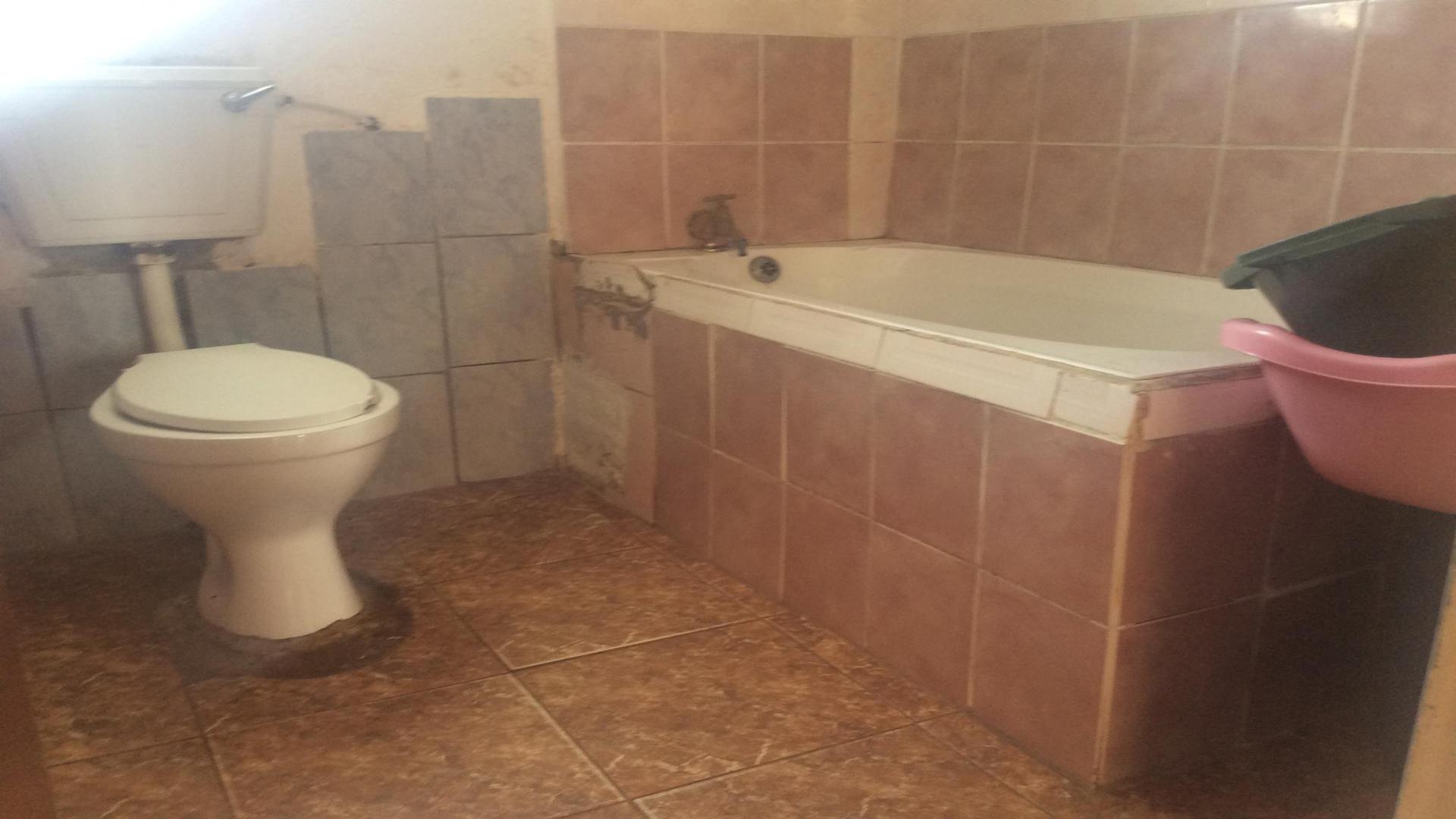 Bathroom 1 of property in Uitenhage