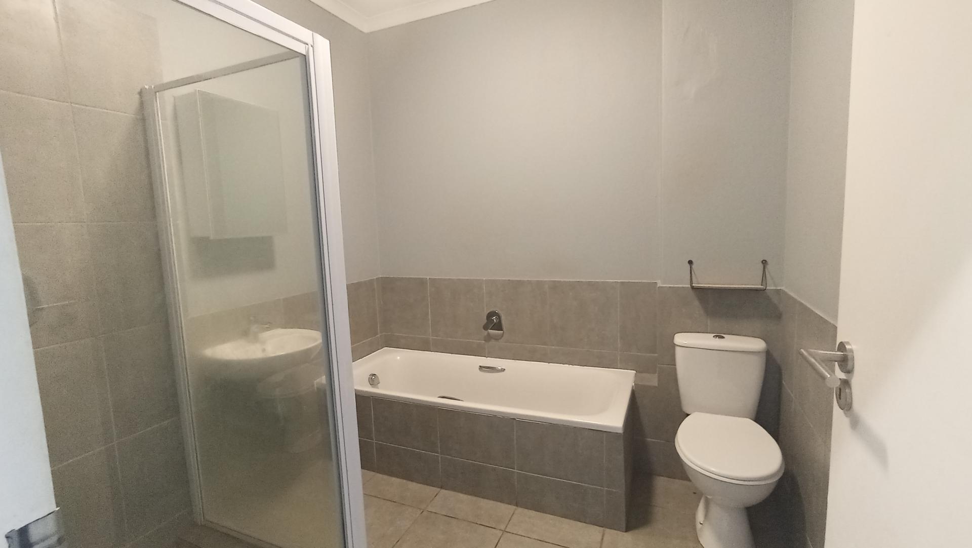 Main Bathroom - 9 square meters of property in Umbogintwini
