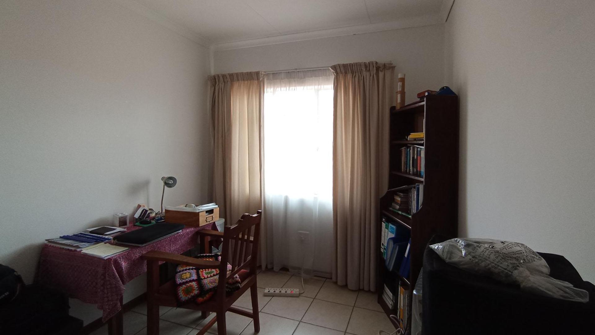 Bed Room 2 - 11 square meters of property in The Reeds