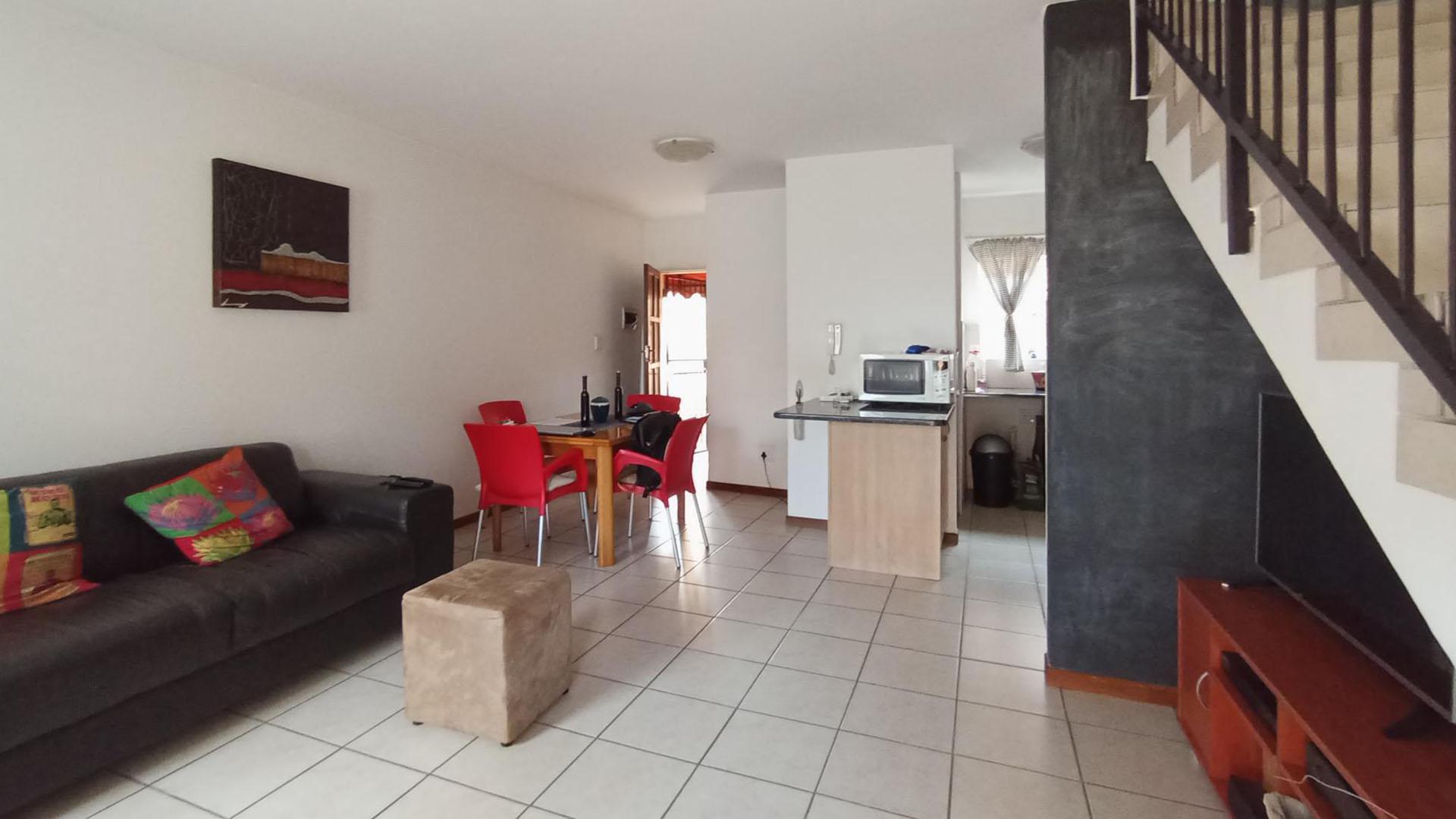 Lounges - 19 square meters of property in The Reeds