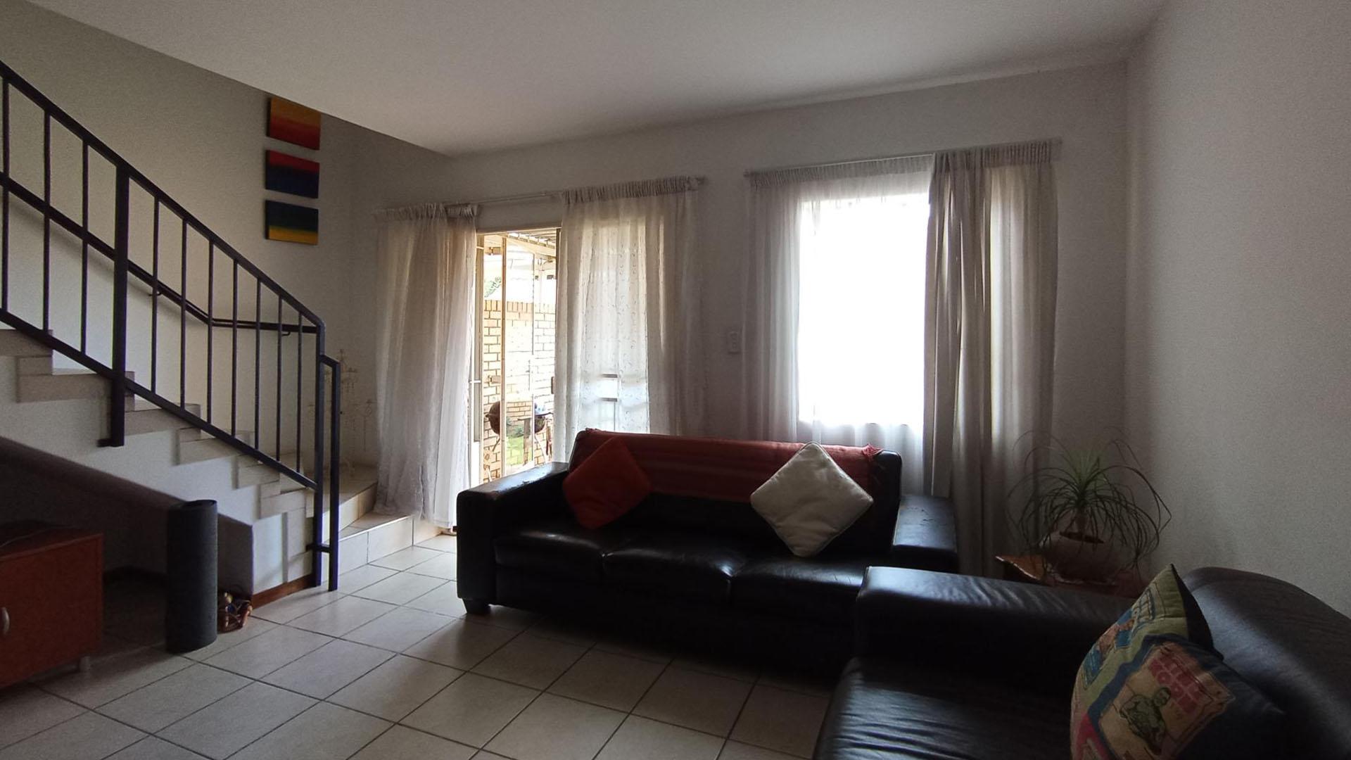 Lounges - 19 square meters of property in The Reeds