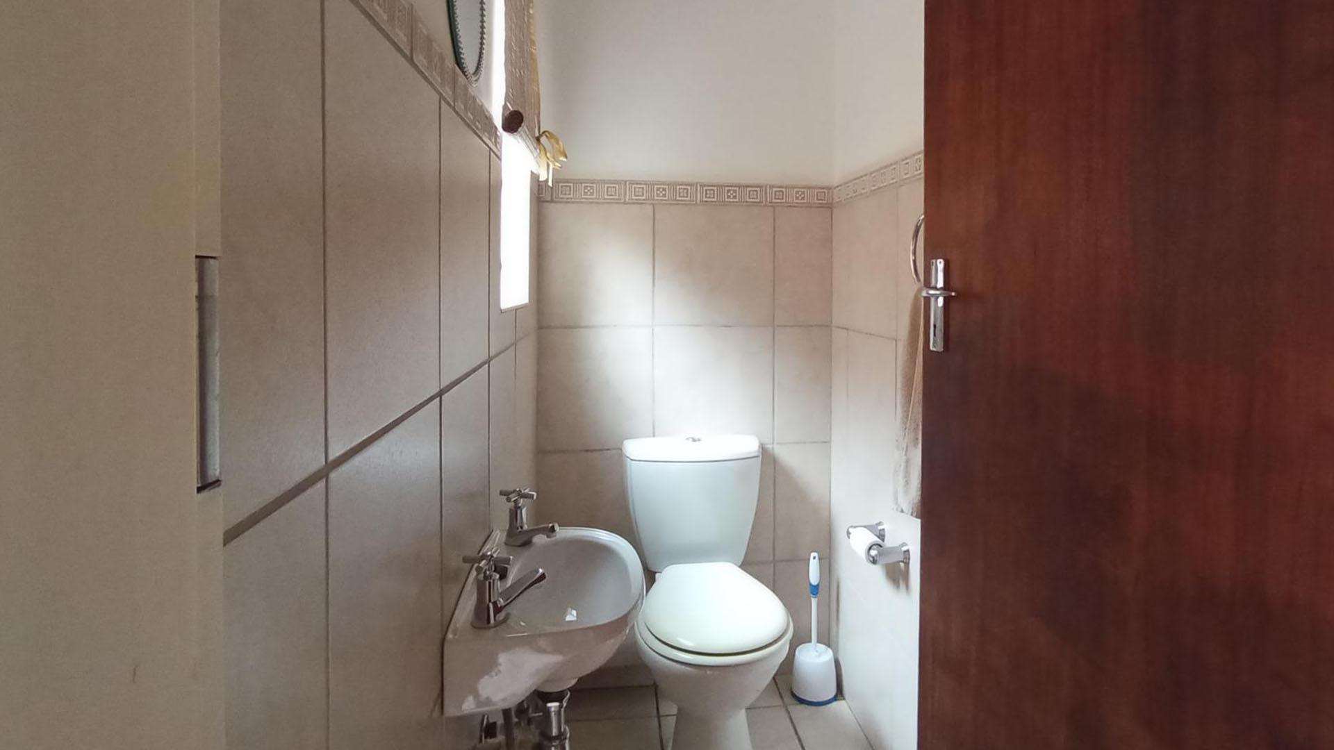 Guest Toilet - 2 square meters of property in The Reeds