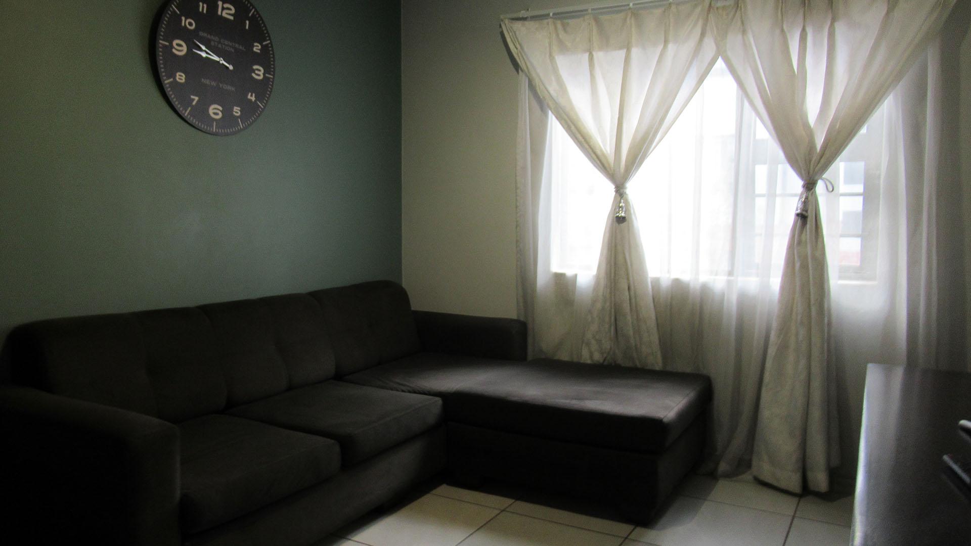 Lounges - 8 square meters of property in Jabulani