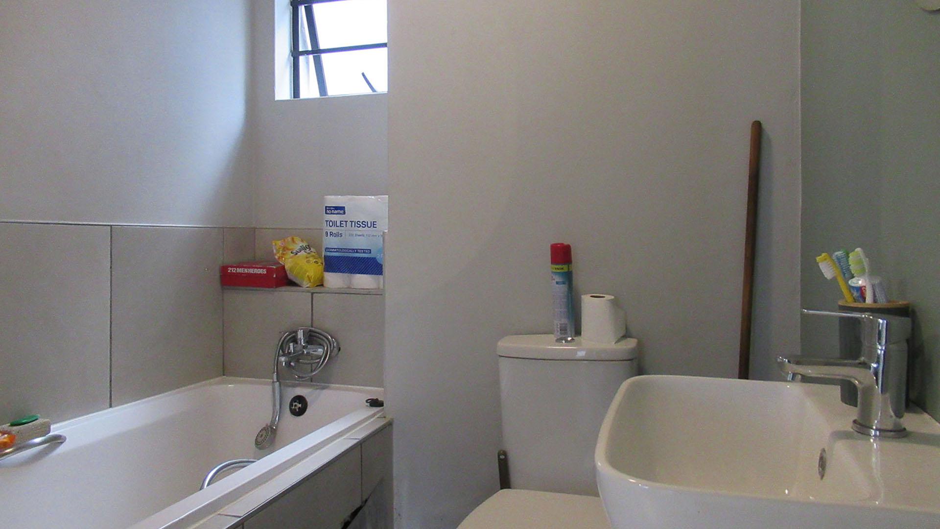 Bathroom 1 - 4 square meters of property in Jabulani