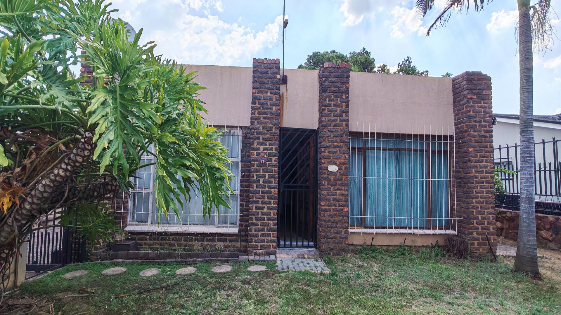 Front View of property in Villieria