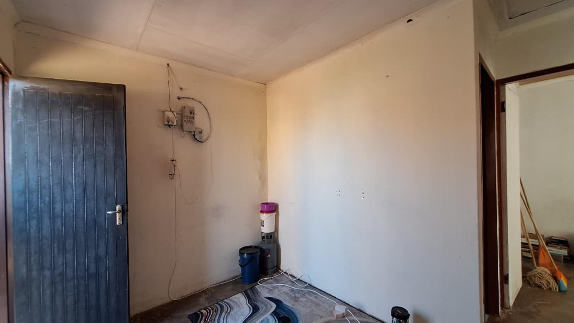 Lounges - 12 square meters of property in Golden Gardens