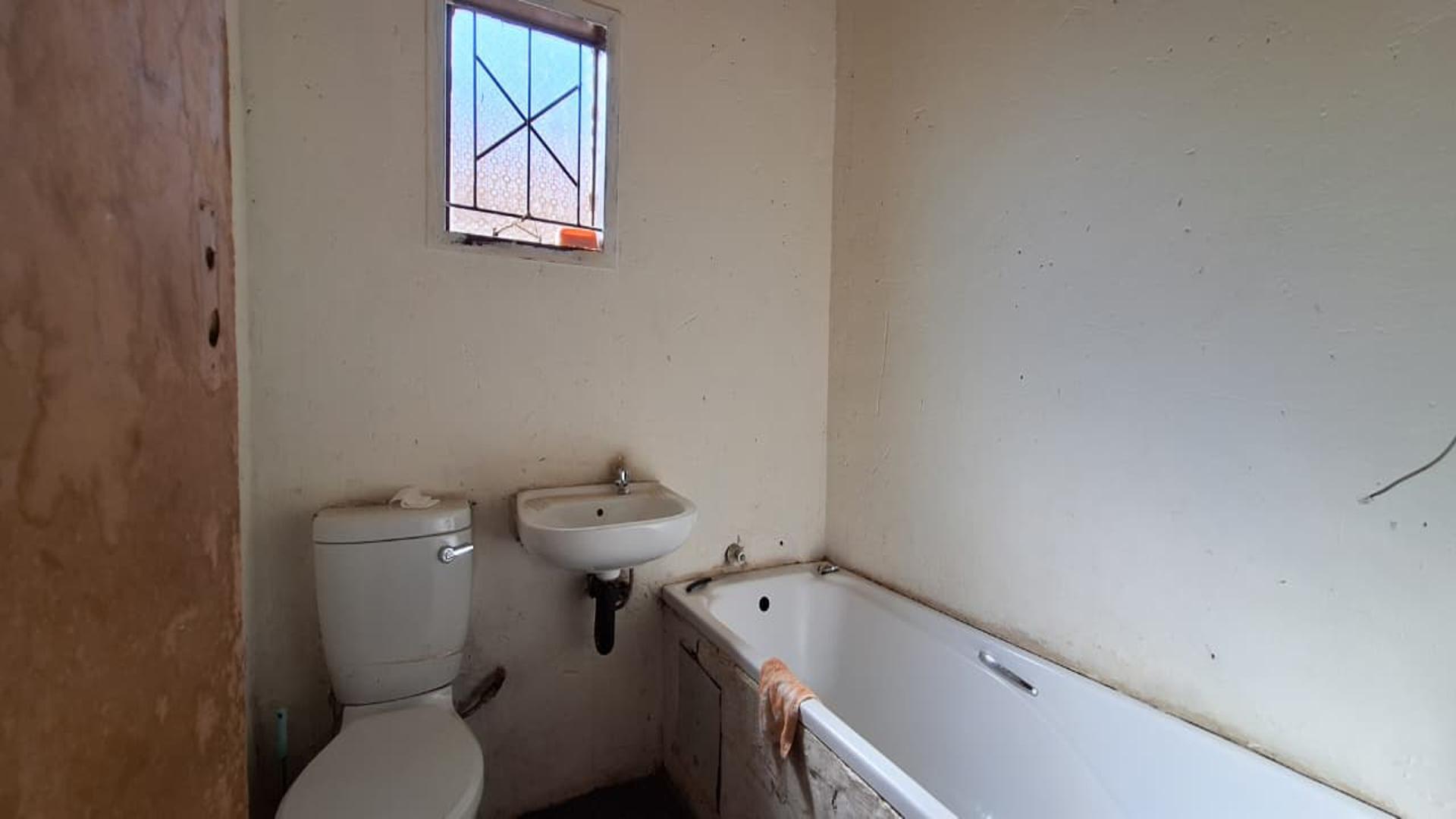 Bathroom 1 - 4 square meters of property in Golden Gardens