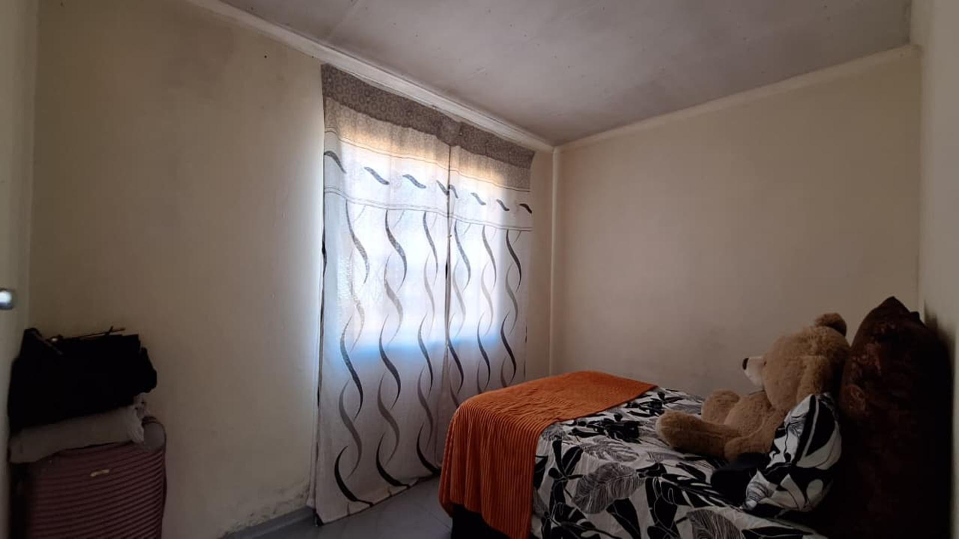 Bed Room 1 - 12 square meters of property in Golden Gardens