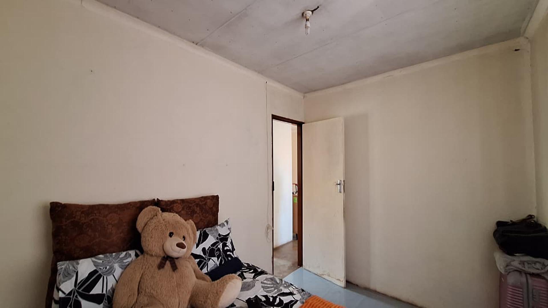 Bed Room 1 - 12 square meters of property in Golden Gardens