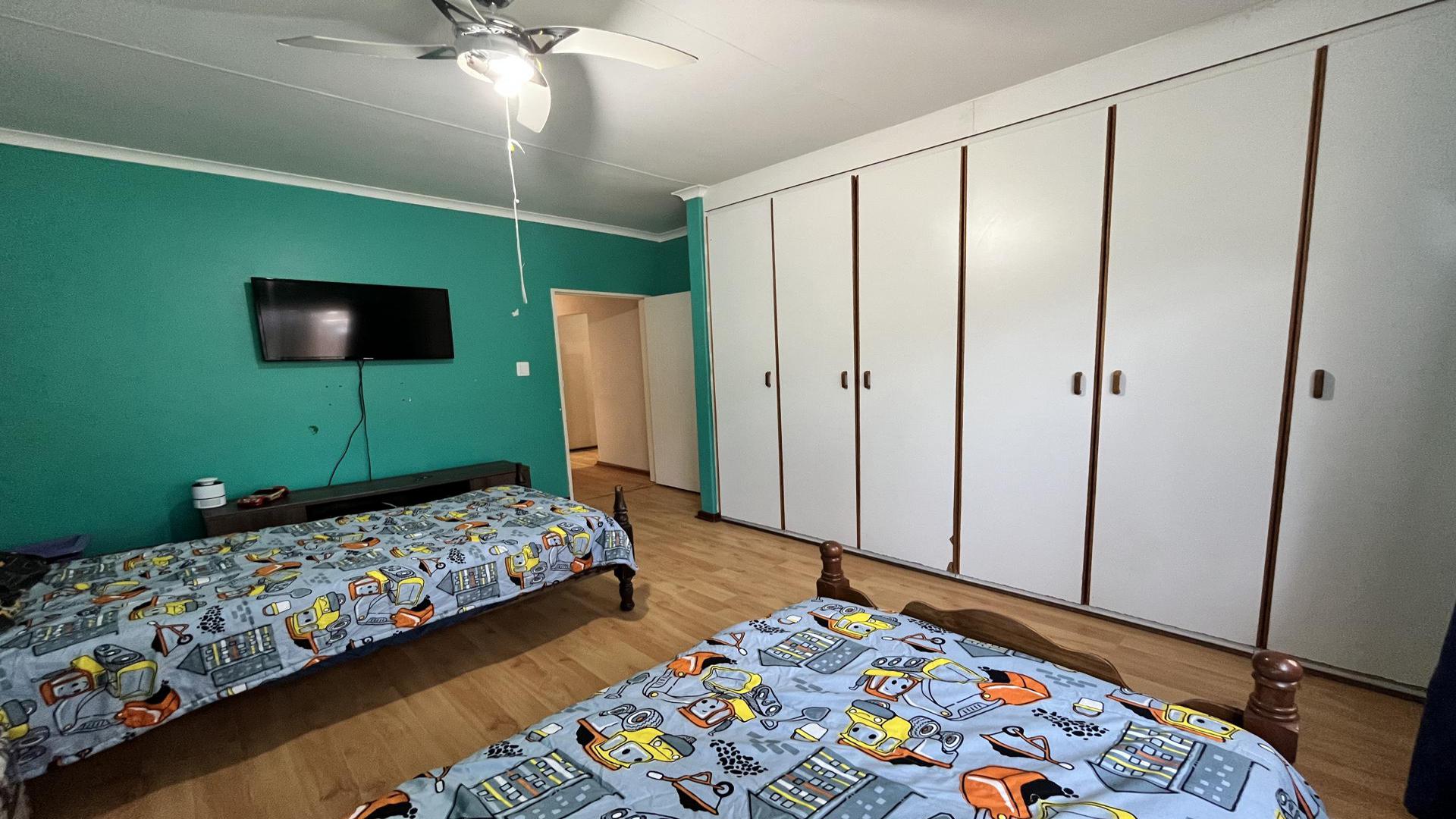 Bed Room 1 of property in Richards Bay