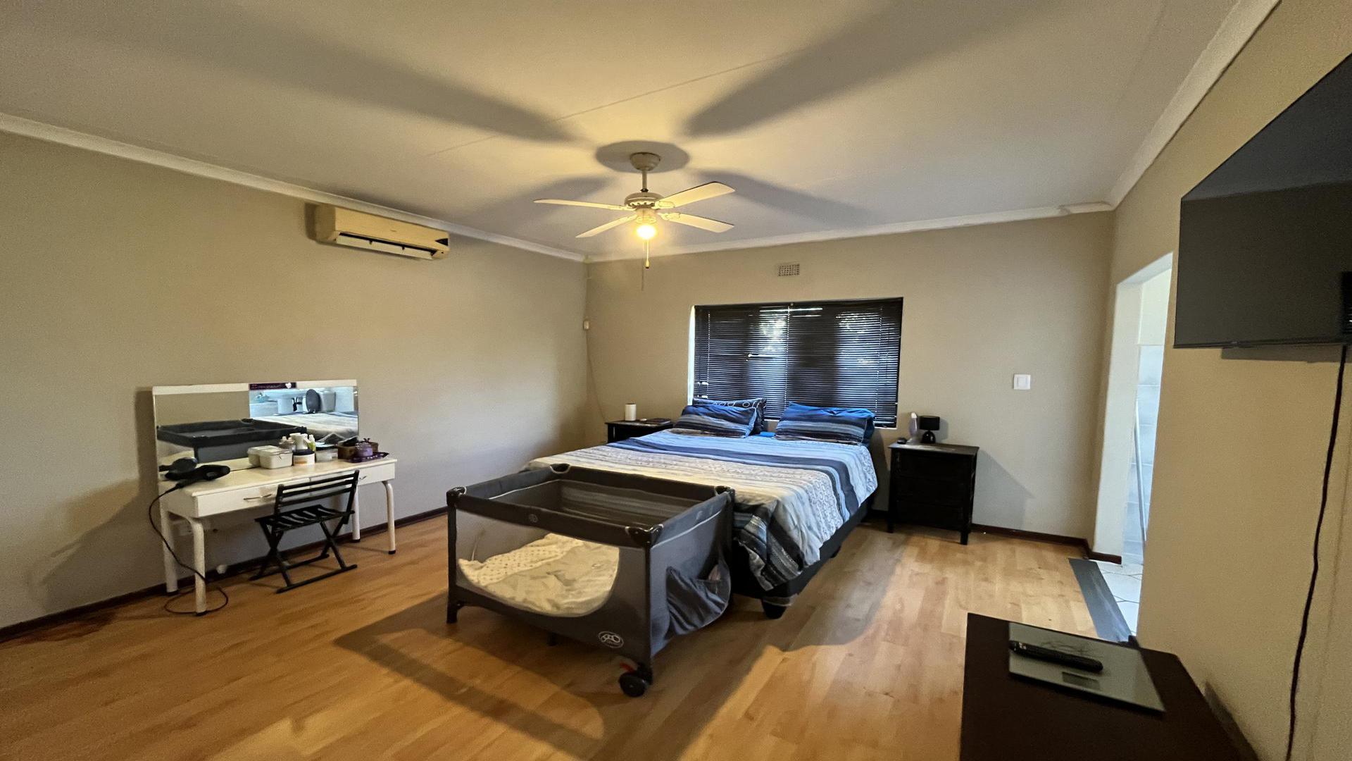 Main Bedroom of property in Richards Bay