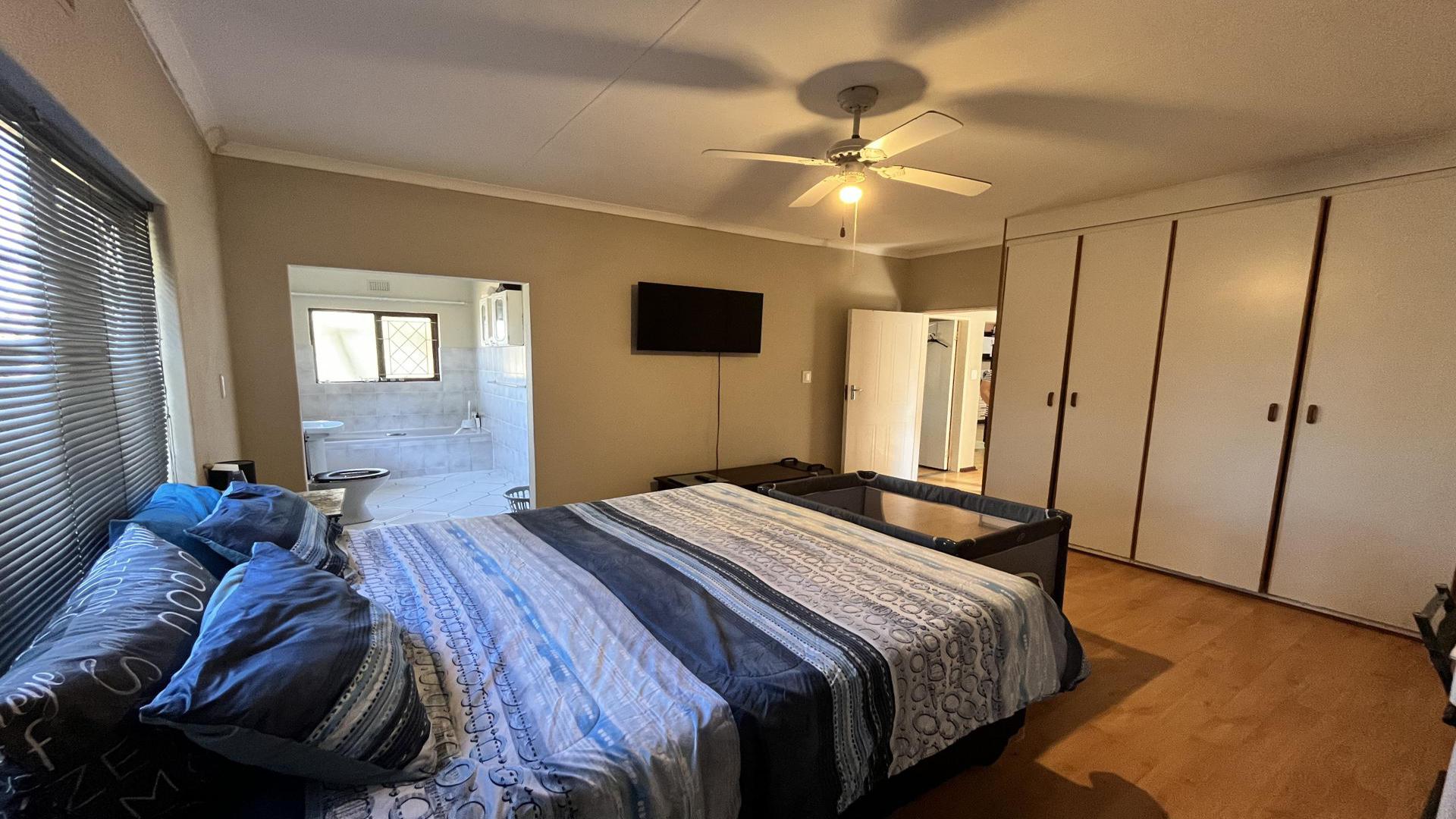 Main Bedroom of property in Richards Bay