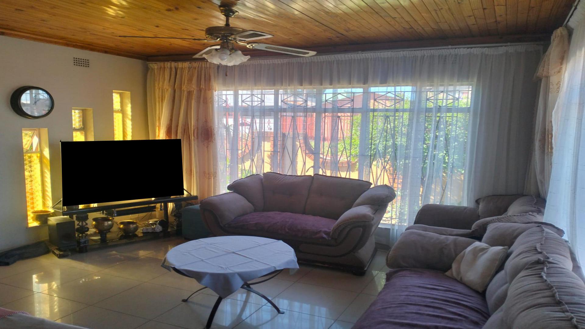 Lounges of property in Eldorado Park AH