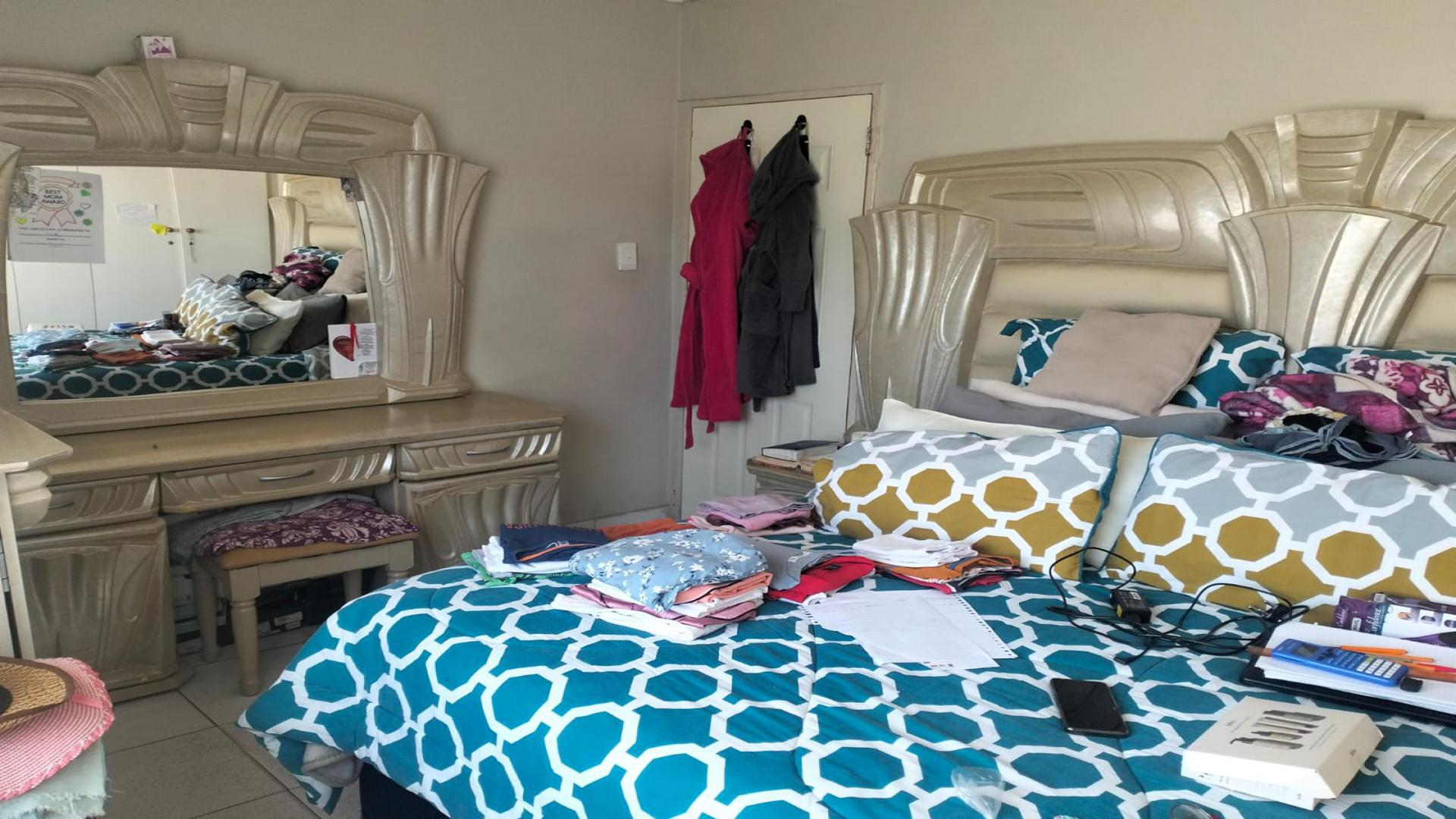Bed Room 1 of property in Eldorado Park AH