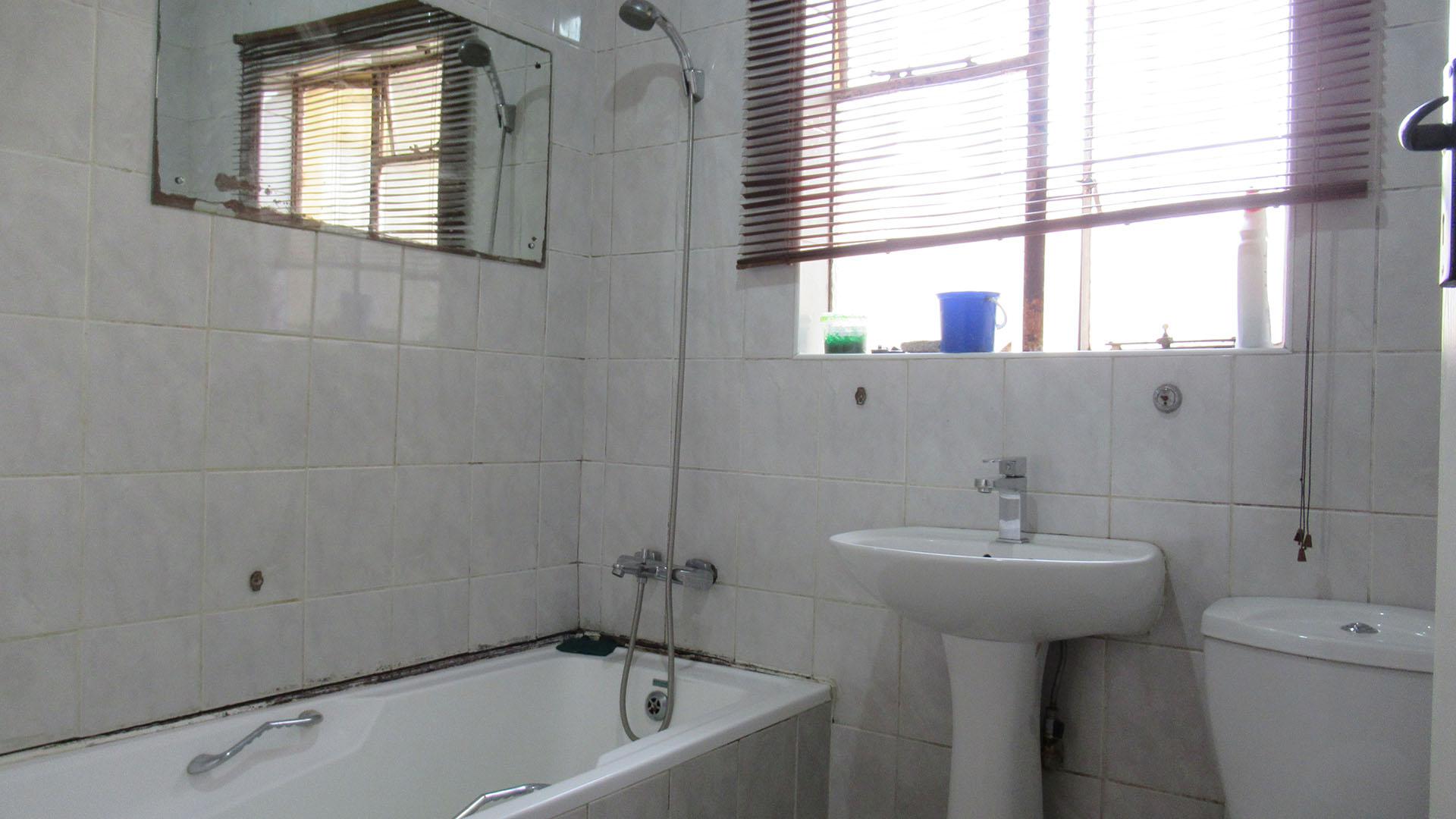 Bathroom 1 - 5 square meters of property in Eldorado Park AH