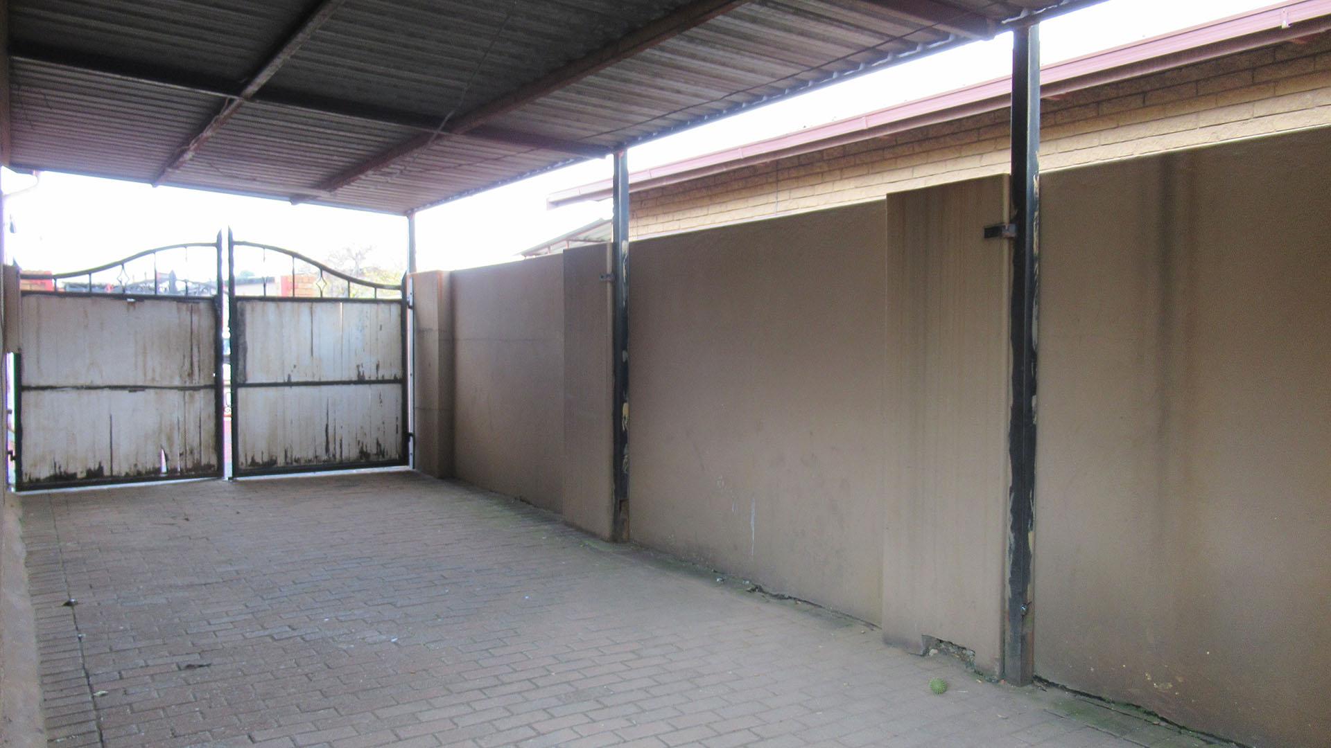Carport  - 36 square meters of property in Eldorado Park AH