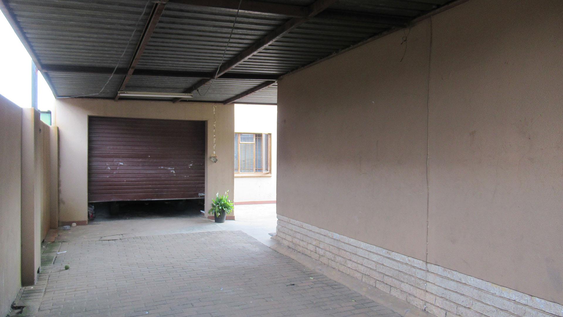 Carport  - 36 square meters of property in Eldorado Park AH