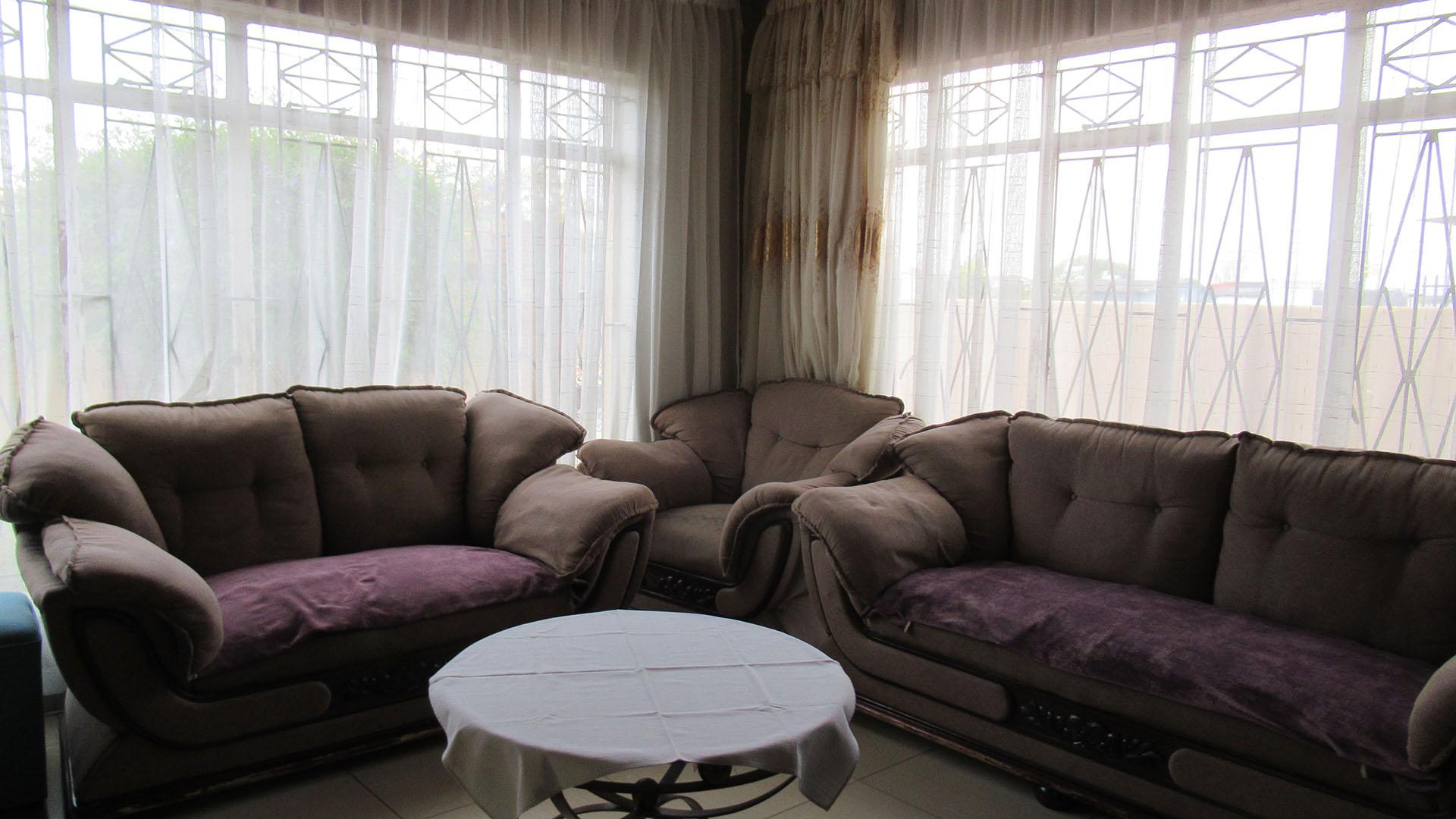 Lounges - 16 square meters of property in Eldorado Park AH