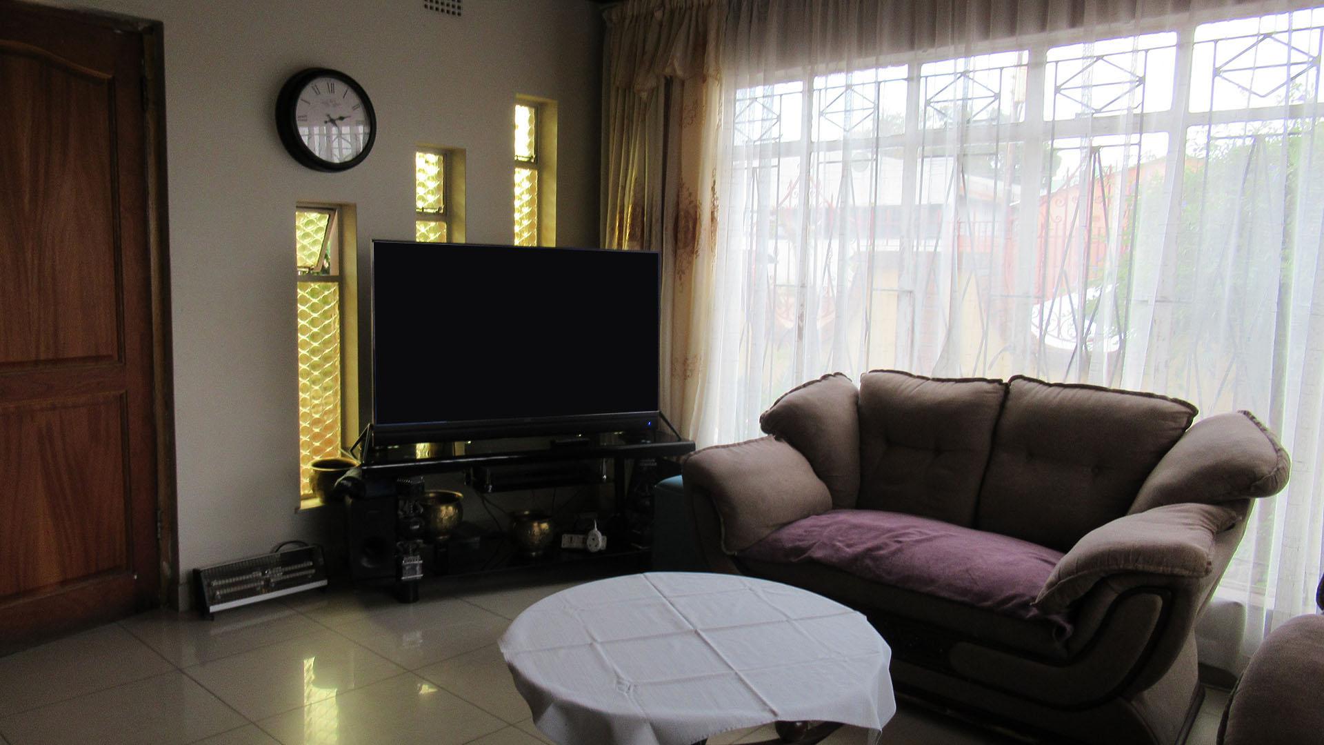 Lounges - 16 square meters of property in Eldorado Park AH