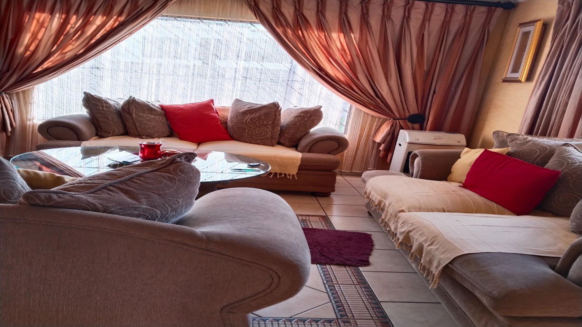 Lounges of property in Kibler Park