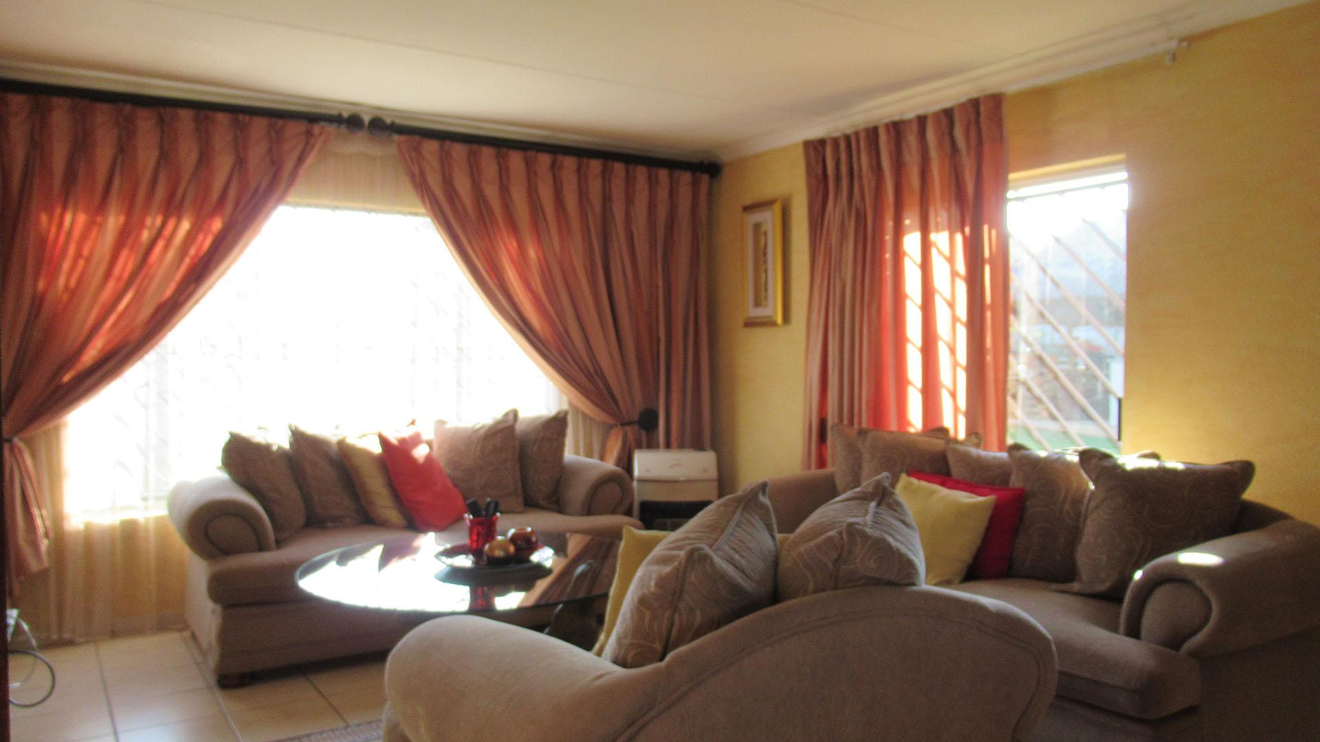 Lounges - 24 square meters of property in Kibler Park