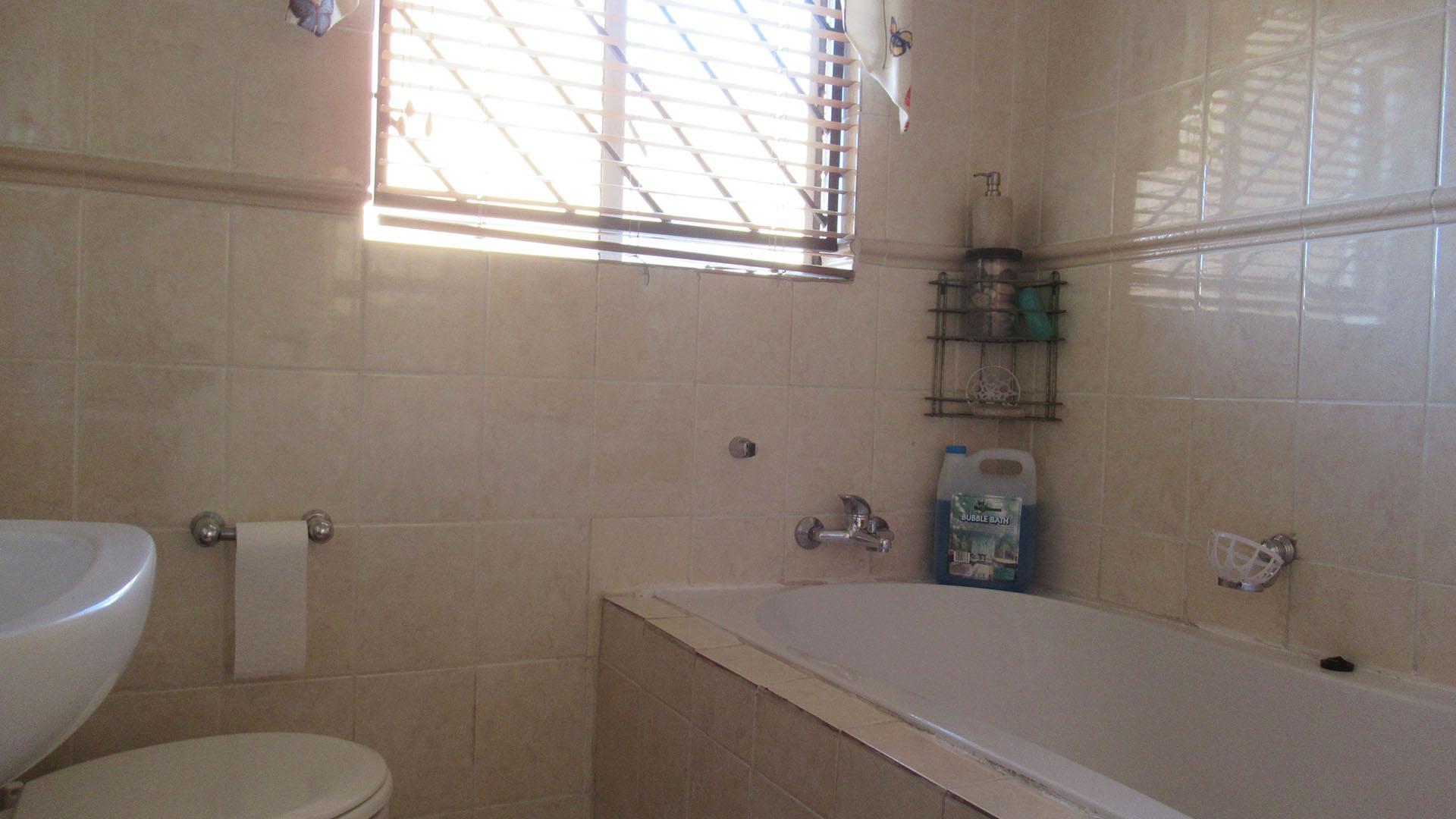 Bathroom 1 - 5 square meters of property in Kibler Park