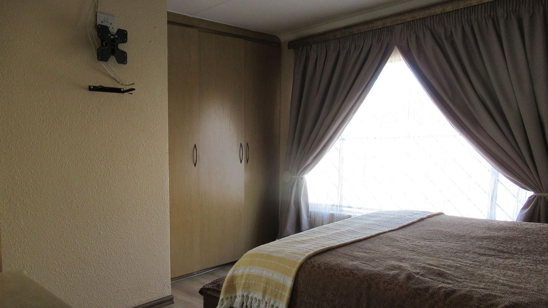 Main Bedroom - 14 square meters of property in Kibler Park