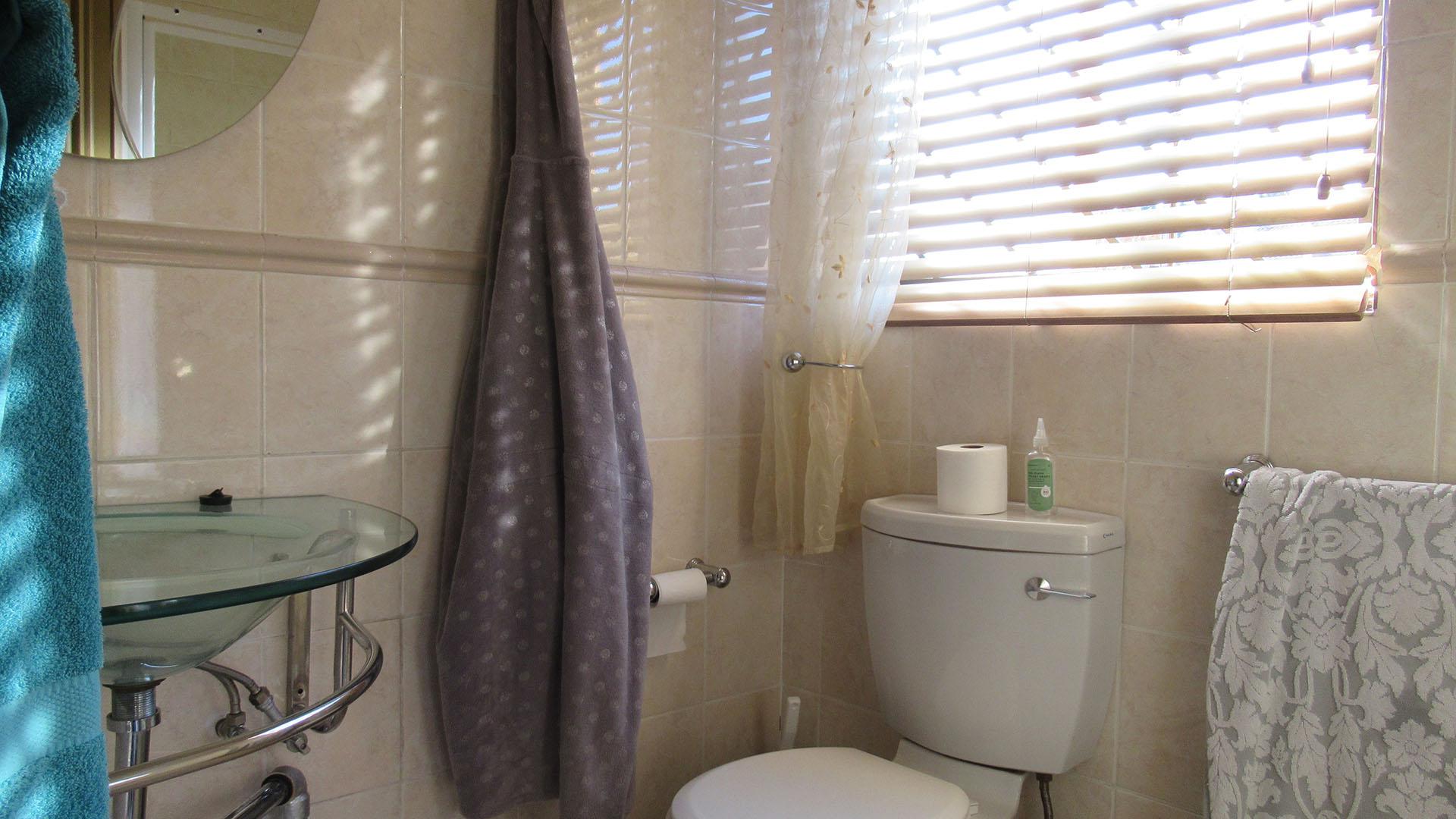 Main Bathroom - 4 square meters of property in Kibler Park