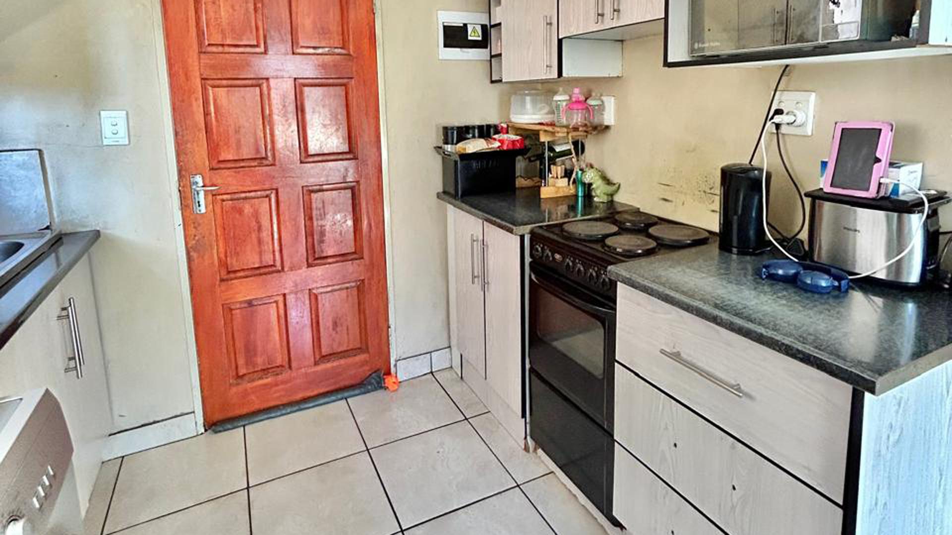 Kitchen of property in Riverside View